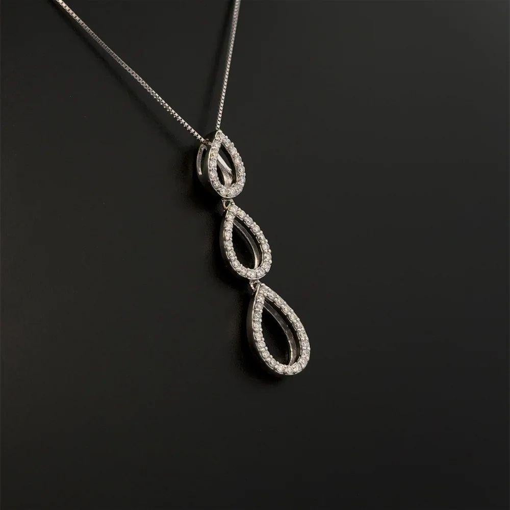 Semplicemente bello! Collana a goccia d'oro con diamante a tripla goccia vintage. Incastonato a mano con 52 diamanti rotondi taglio Brilliante, per un peso di circa 0,38tcw. Sospeso da una catena in oro bianco. Splendida montatura in oro bianco 18K