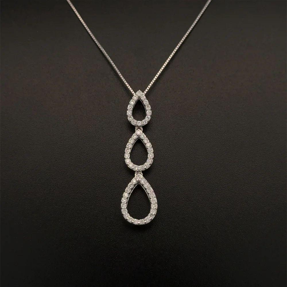 Taglio brillante Collana d'oro vintage con tripla goccia a lacrima e pavé di diamanti in vendita