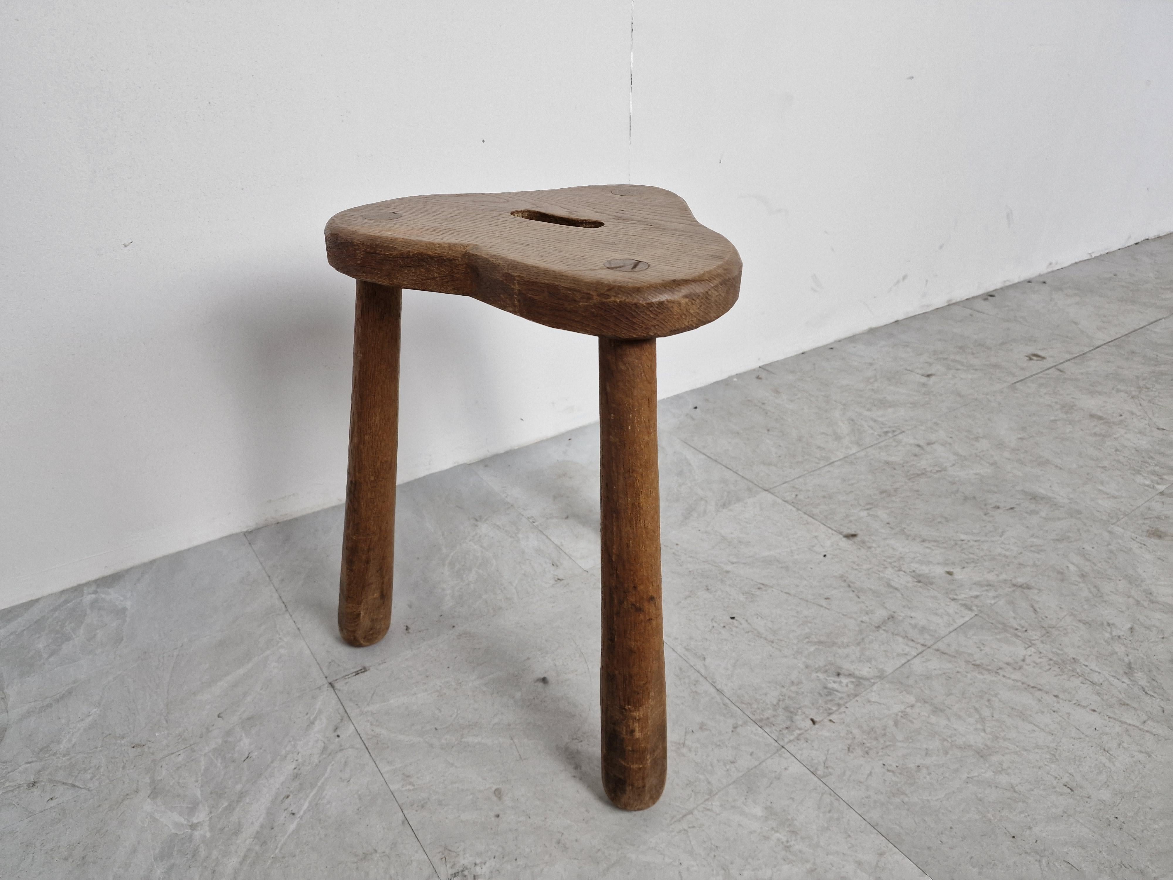 Primitive handmade tripod heart shaped farm stool.

Timeless, decorative piece

1950s - France

Good condition

Dimensions:
Height: 44cm/17.32