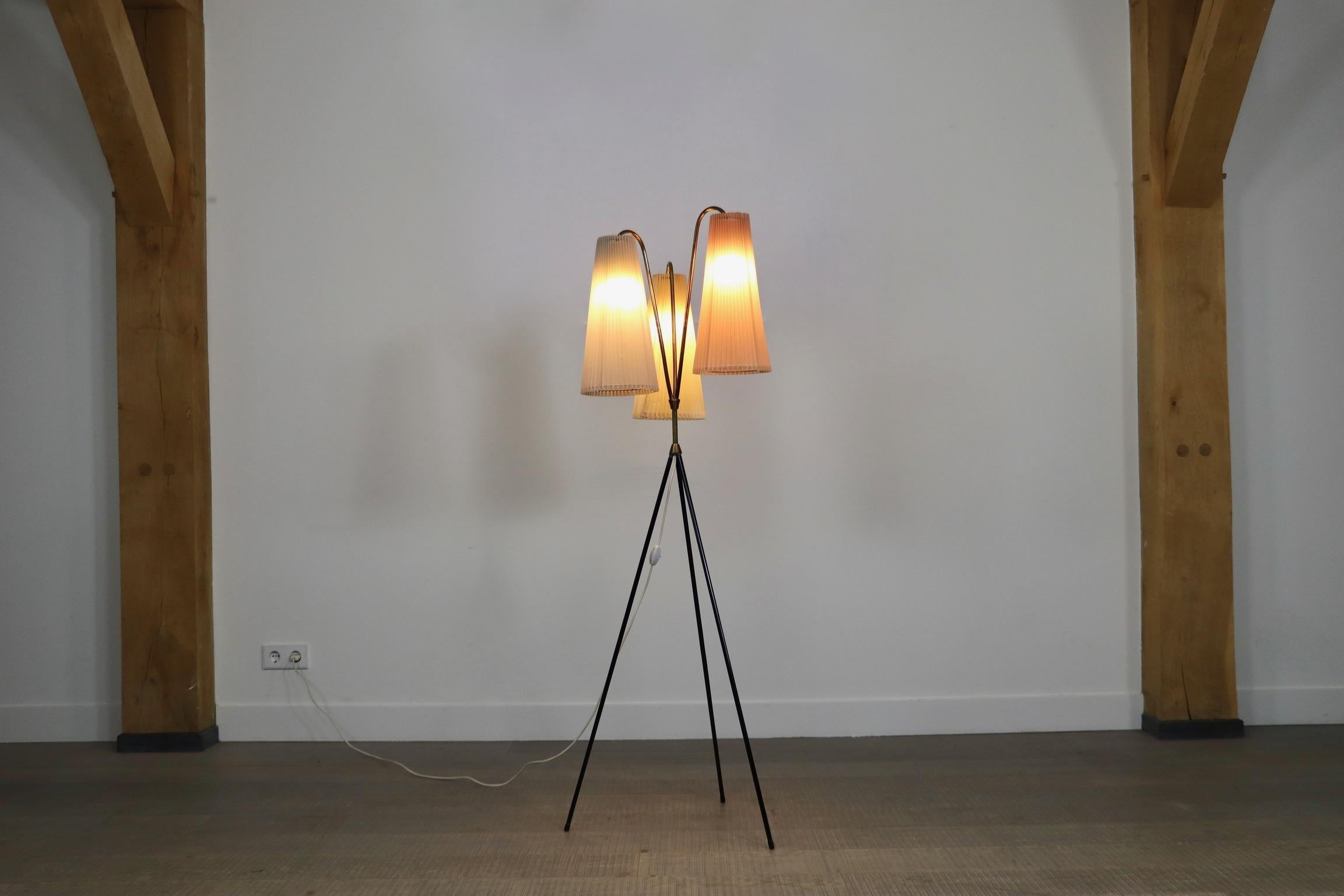 Beautiful vintage Tripod floor lamp in brass and plisse lamp shades in pastel peach, off-white and cream. The warm light this unique lamp gives, creates a welcome feeling in any space. Tested and ready for use. Can be fully disassembled for