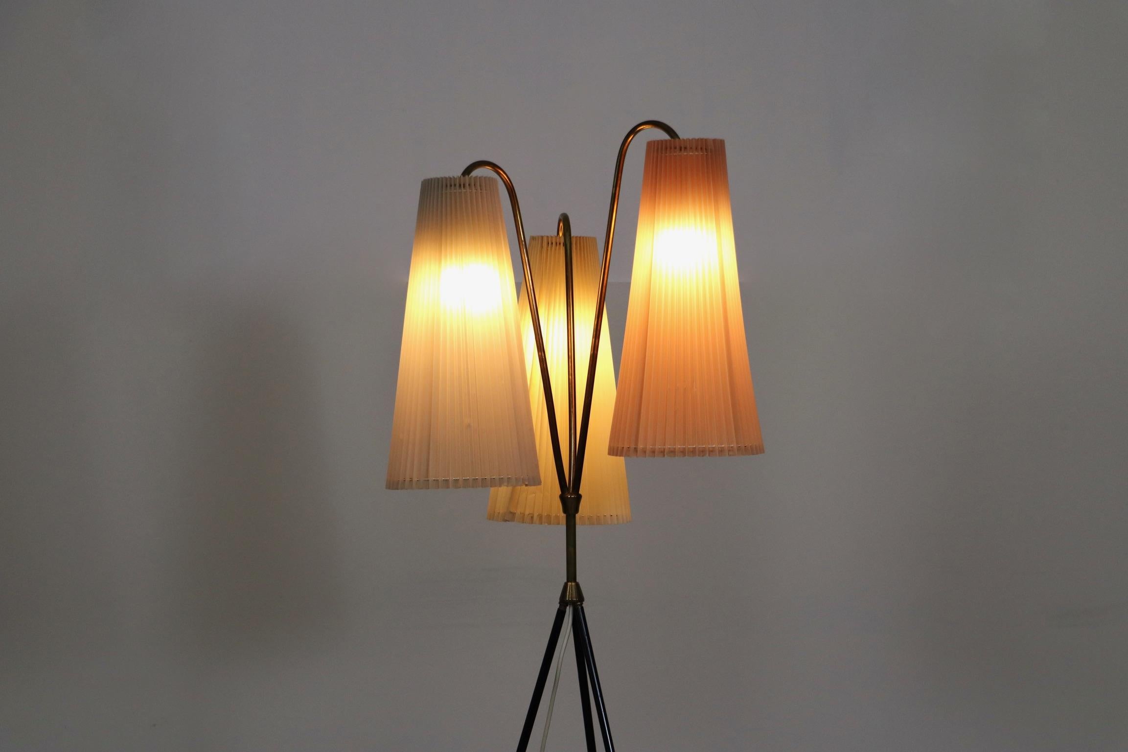 Vintage Tripod Floor Lamp in Brass and Plisse, 1950s In Good Condition For Sale In ABCOUDE, UT