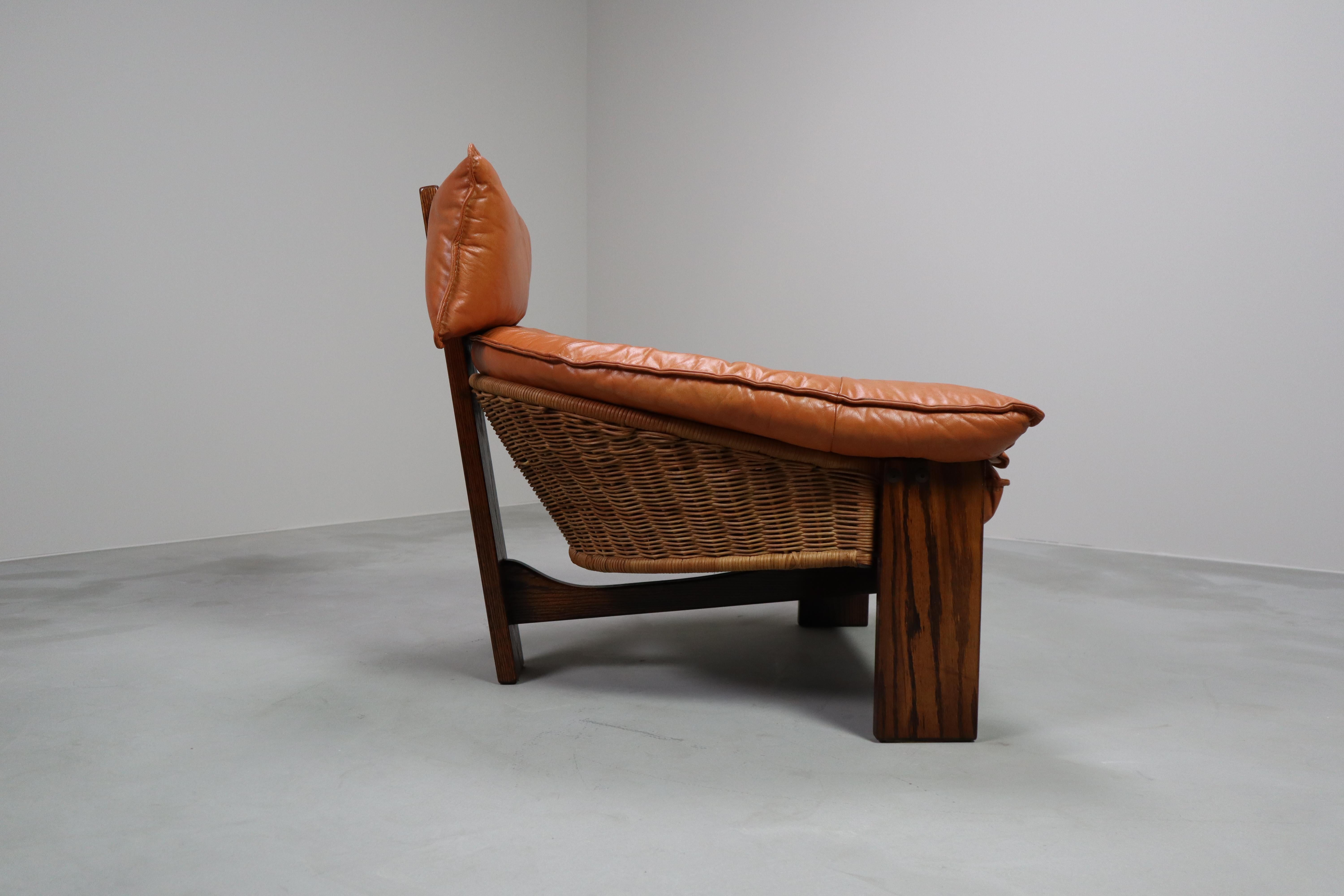 Sedia da salotto a treppiede vintage in pelle, rattan e quercia, Paesi Bassi in vendita 3