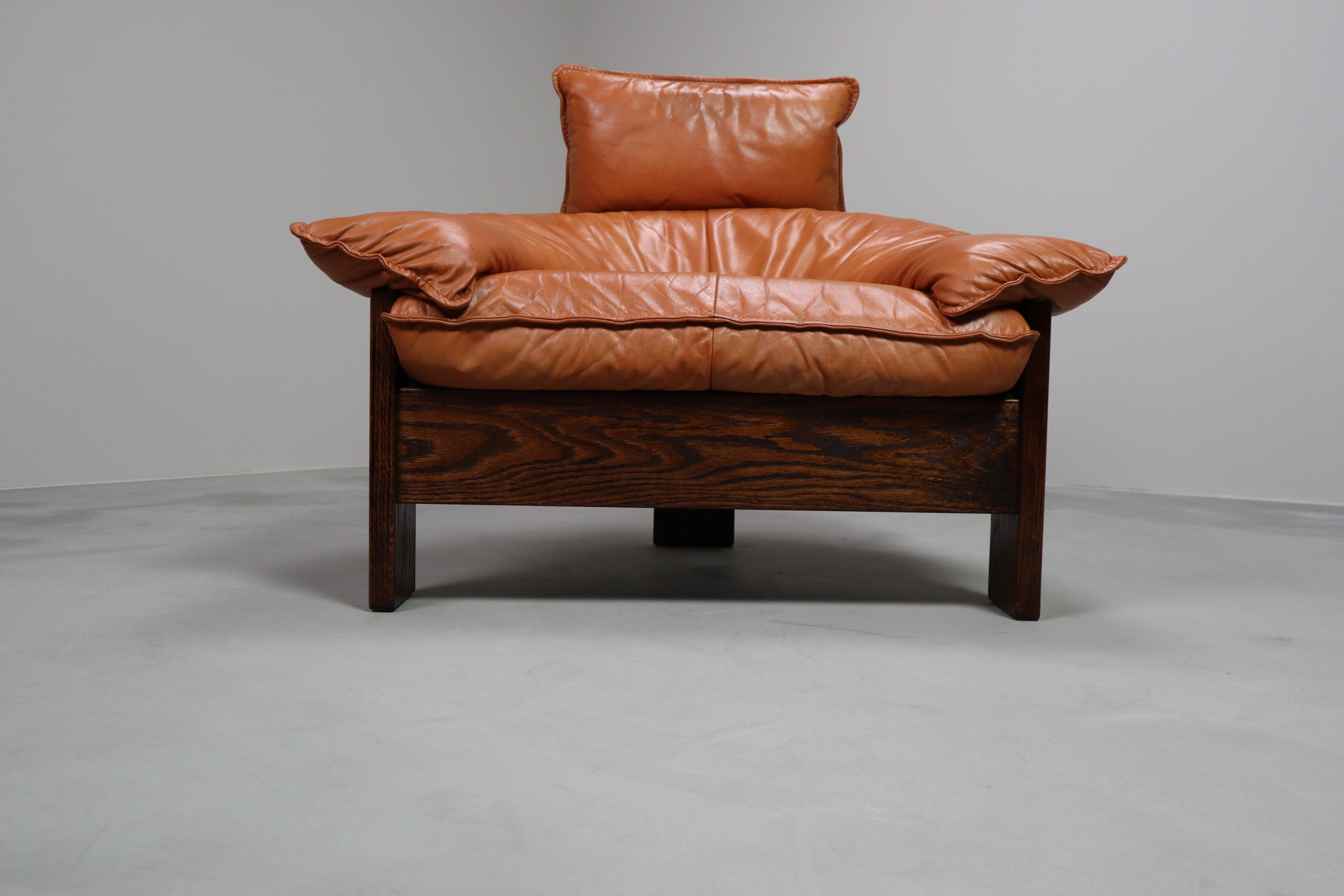 Mid-Century moderno Sedia da salotto a treppiede vintage in pelle, rattan e quercia, Paesi Bassi in vendita