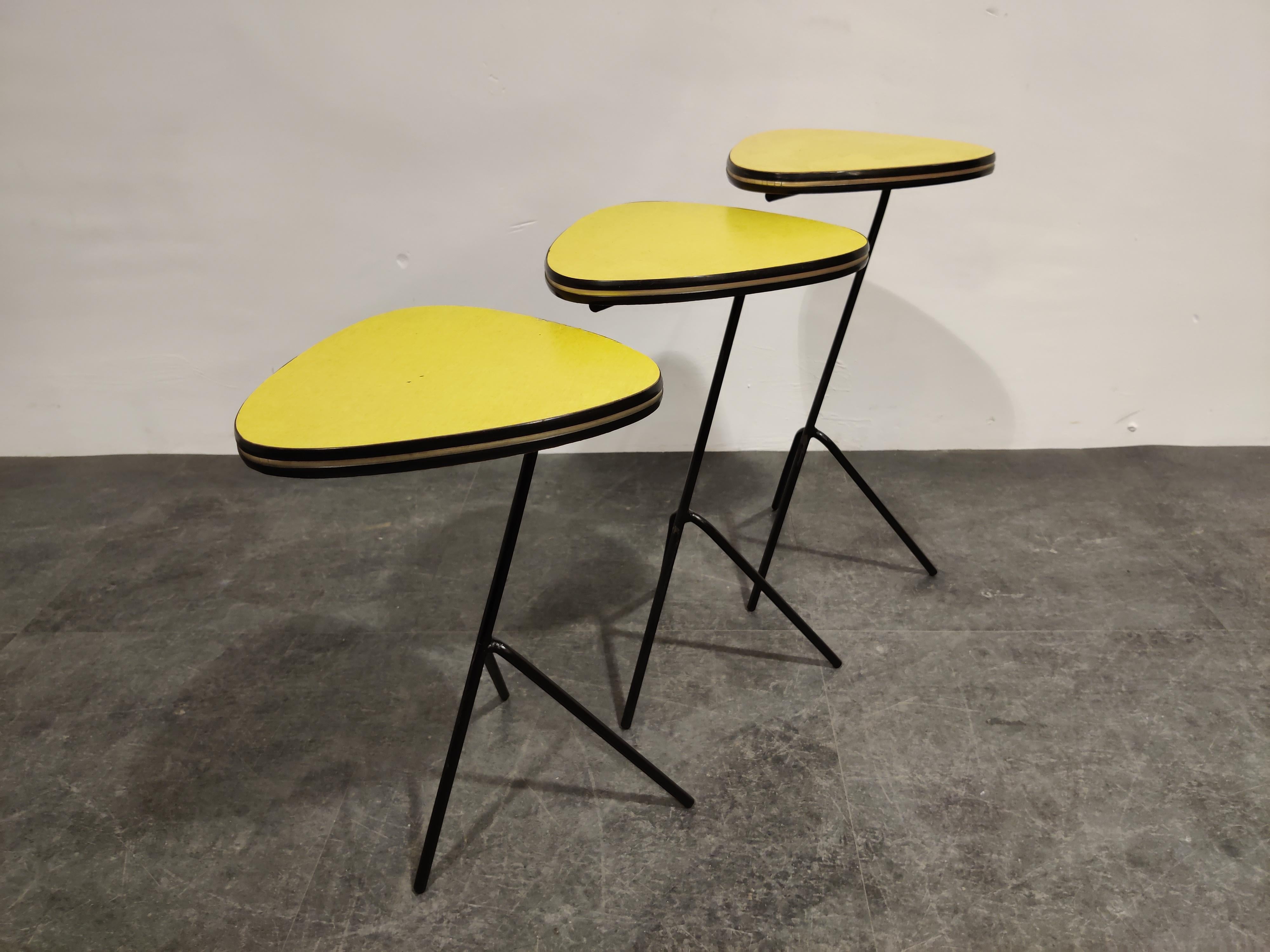 Lovely set of unusual nesting tables with beautiful tripod bases.

The table top are made of Formica and wood with a lacquered finish,

1960s, Belgium

Good condition

Dimensions of the largest table:

Height 56cm/22.04