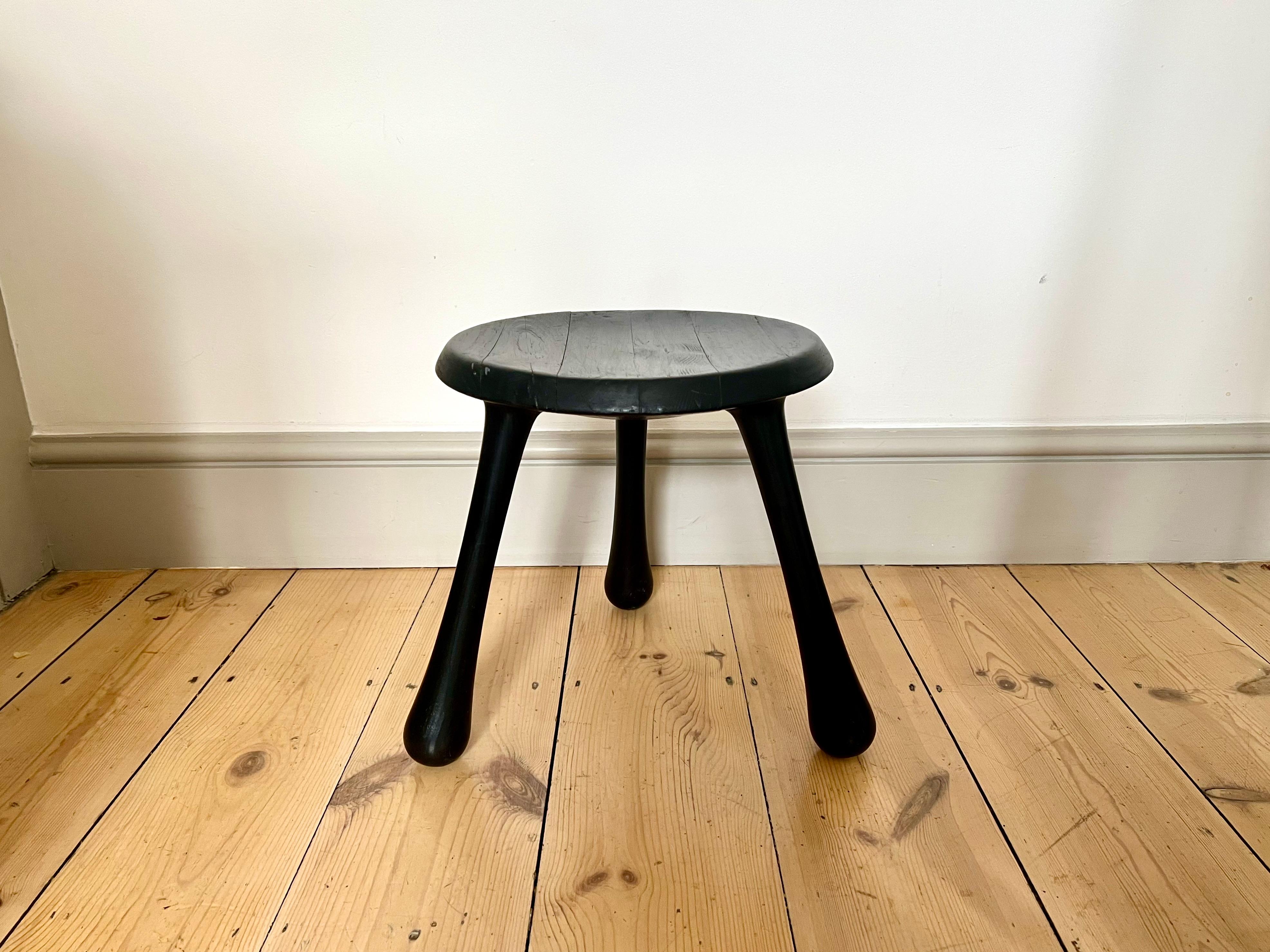 Taburete trípode creado por Ingvar Kamprad, el fundador de Ikea, para la serie VIP Habitat a principios de la década de 2000.

Forma clásica de taburete de ordeño trípode, con patas y perfil de asiento bien perfilados.

Acabado negro