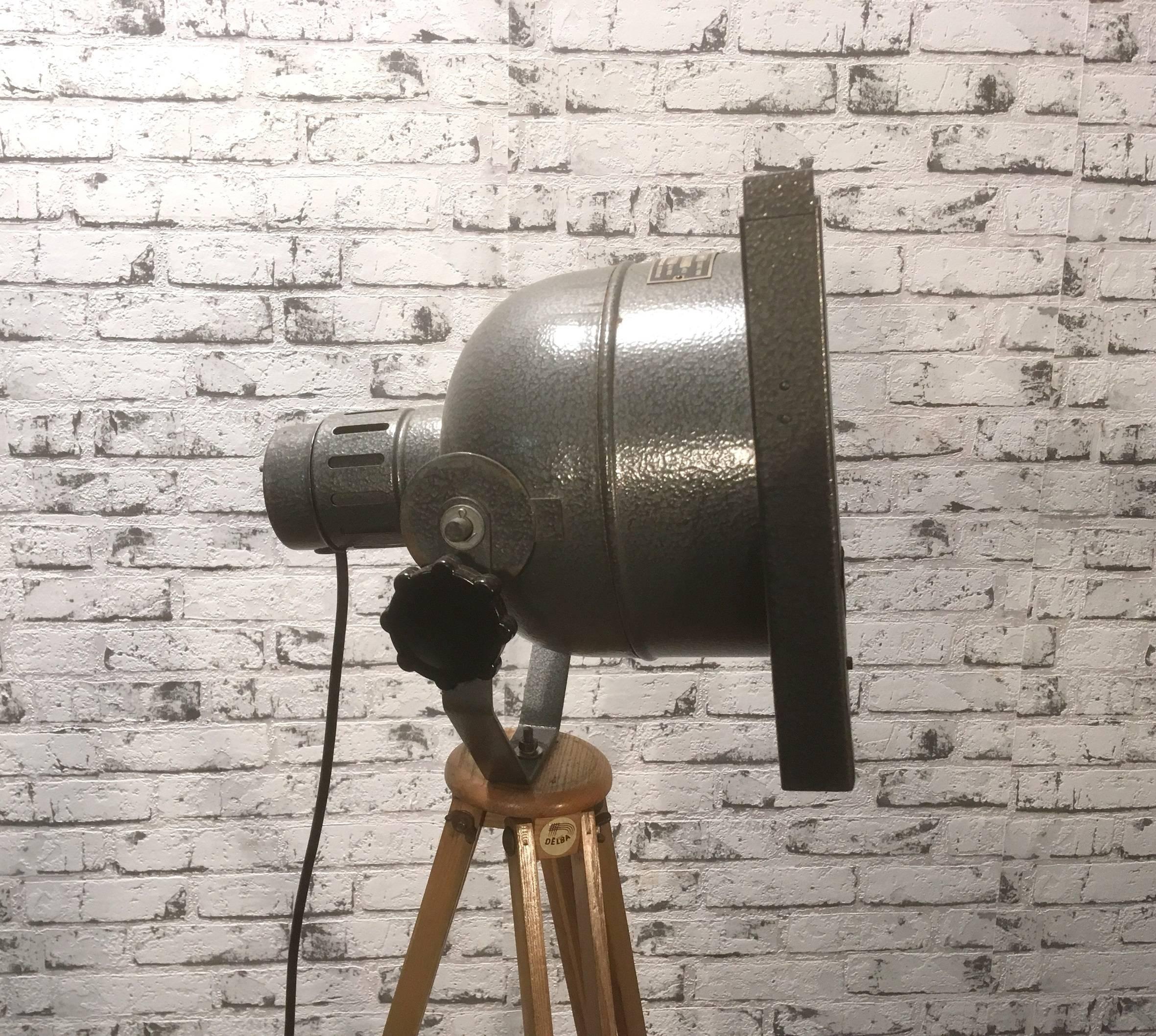 Vintage Tripod Theater Spotlight In Good Condition In Kojetice, CZ