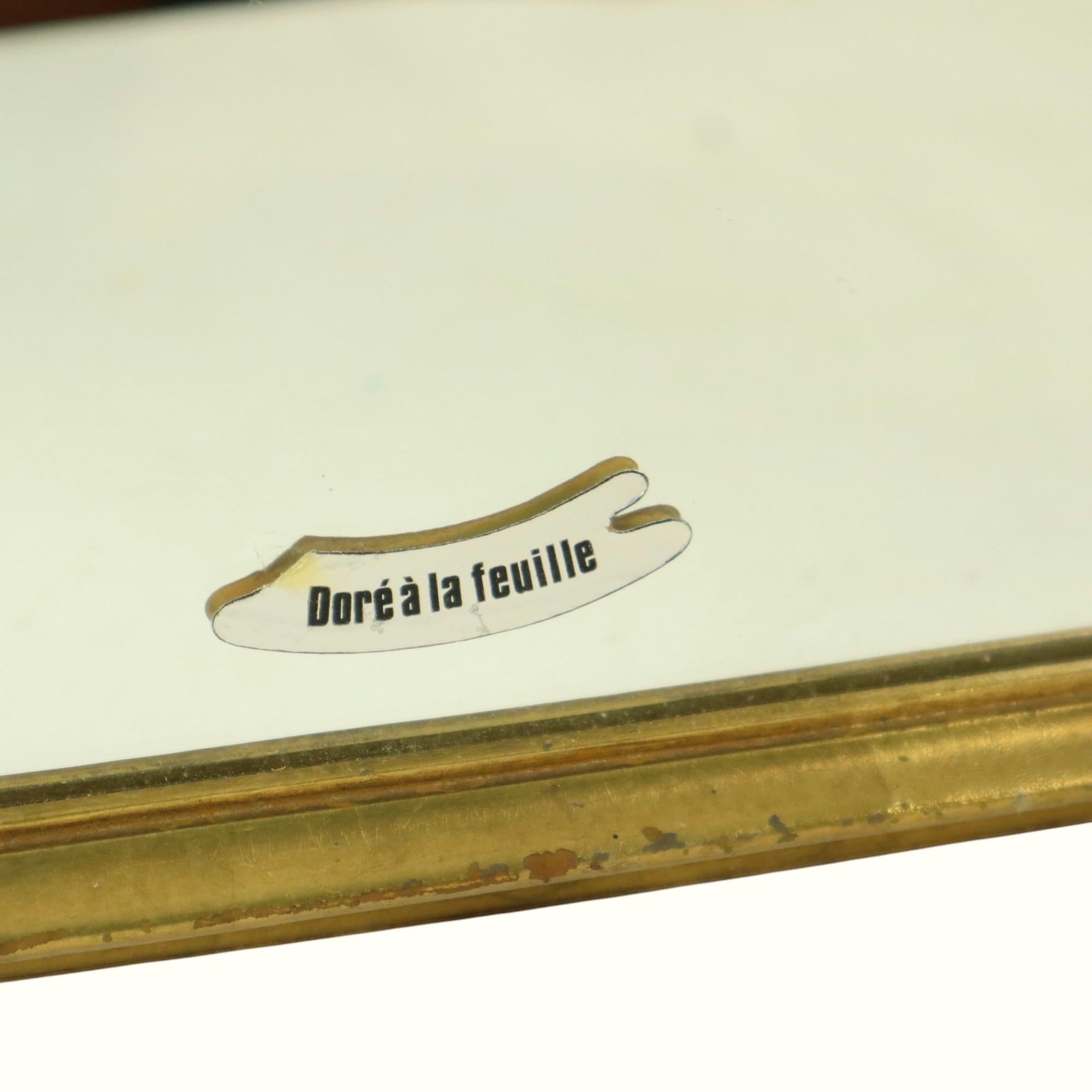 Beautiful freestanding vintage triptych table mirror, Hollywood Regency make-up mirror from the mid-20th century, made of gold-leaf-plated resin (resine) and wood. At the bottom center there is a sticker stating 'doré a la feuille'. Completely in