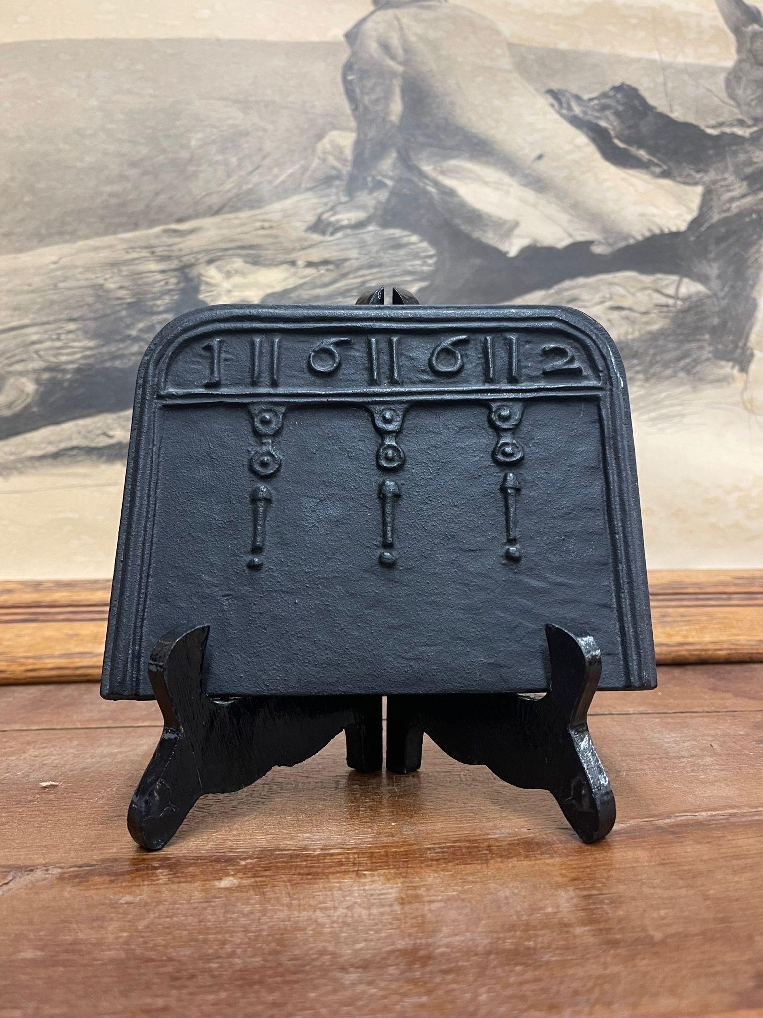 Vintage Trivet Replica of 1960s Fireback. In Good Condition For Sale In Seattle, WA