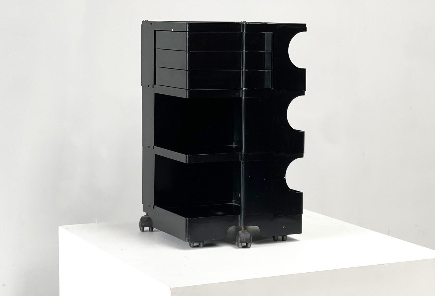 Vintage 'boby portable storage system' trolley designed by Joe Colombo and produced by Bieffeplast.

Part of the permanent collection of the MoMA in NYC

1970s - Italy

Very good condition

Dimensions:
Height: 95cm/37.40