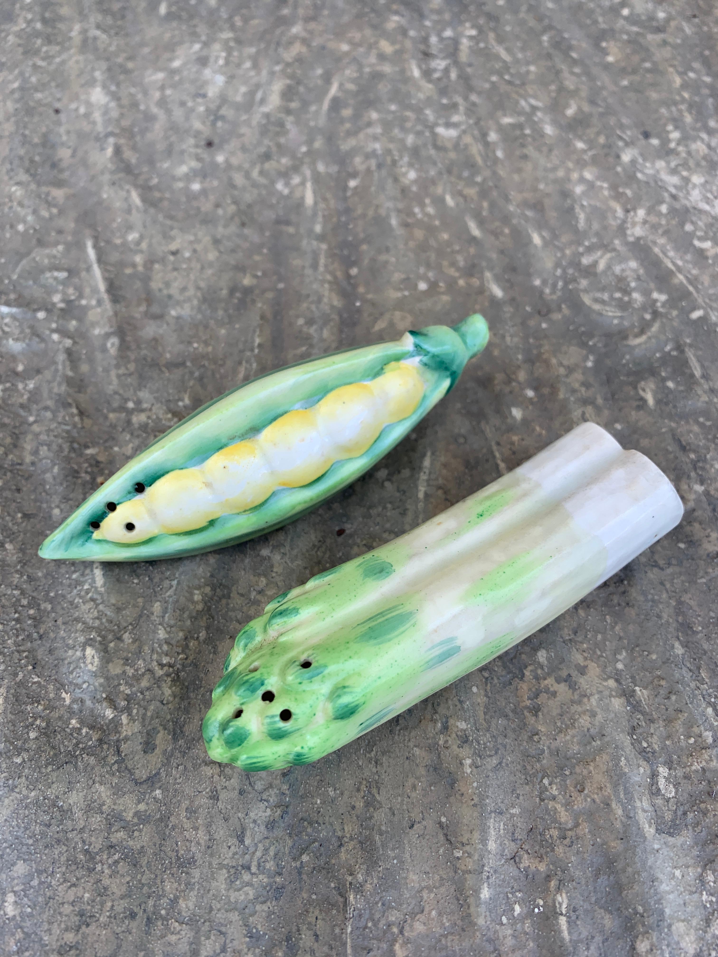 A charming pair of ceramic trompe l'oeil salt & pepper shakers in the form of a pea pod and asparagus

Japan, Circa 1950s

Measures: 4