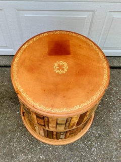 Tavolino vintage Trompe l'Oeil in finta pelle goffrata con libri rotondi