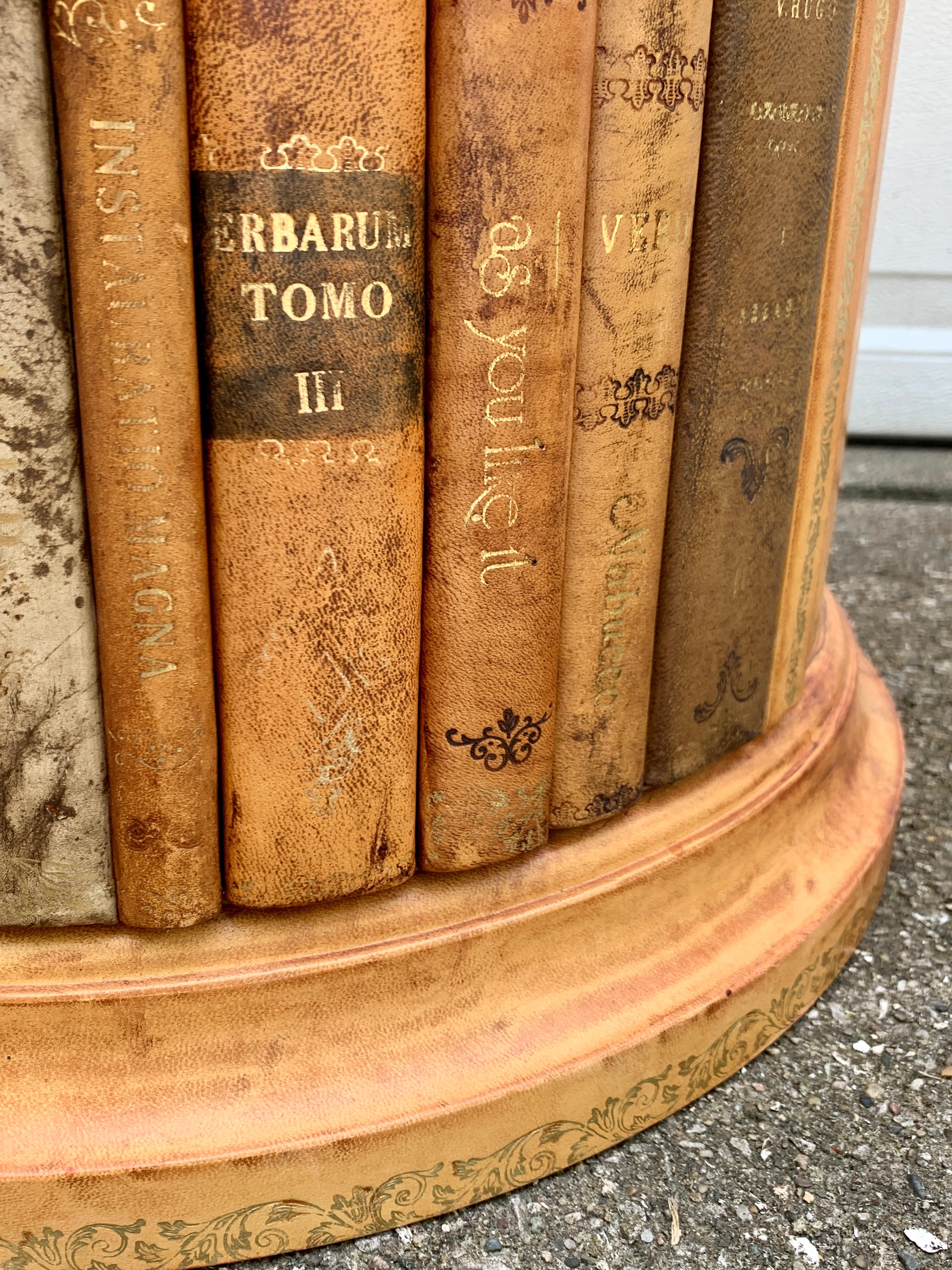 Vintage Trompe l'Oeil geprägte Leder Faux Bücher Runde Beistelltisch im Zustand „Gut“ im Angebot in Elkhart, IN