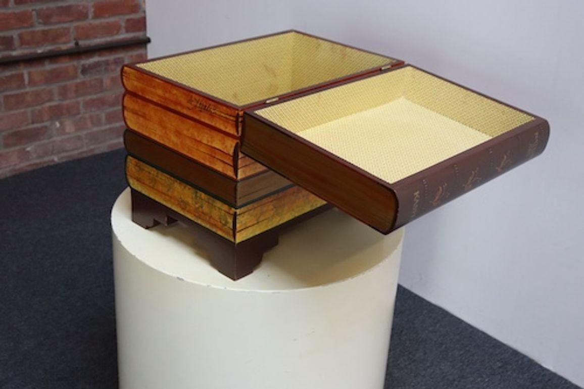 Cassapanca per libri impilati in finto trompe l'oeil d'epoca / Scatola decorativa di Don Andres in vendita 10