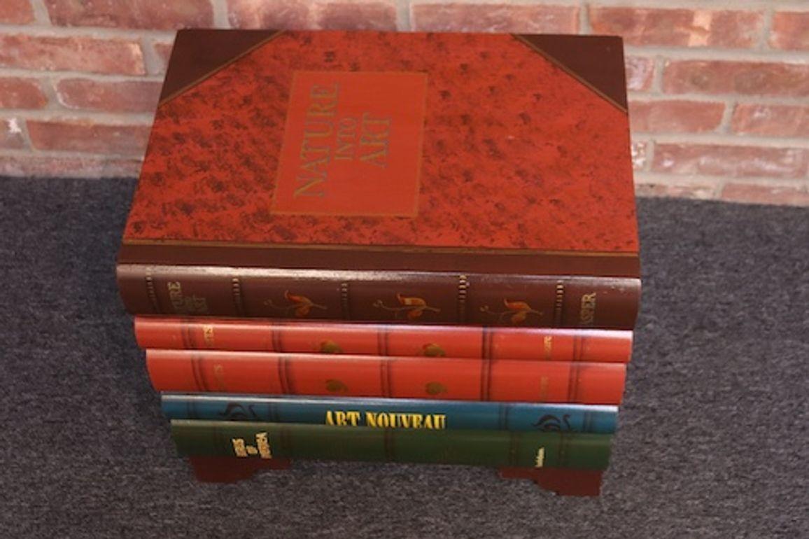 Cassapanca decorativa in finto trompe l'oeil realizzata da Andre de Morgades per l'omonima azienda di Don Russell, Don Andres (circa anni '70/80, USA).
Composto da una struttura di libri impilati in legno laccato con dettagli dipinti a mano e