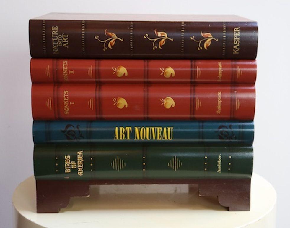 Cassapanca per libri impilati in finto trompe l'oeil d'epoca / Scatola decorativa di Don Andres in vendita 12