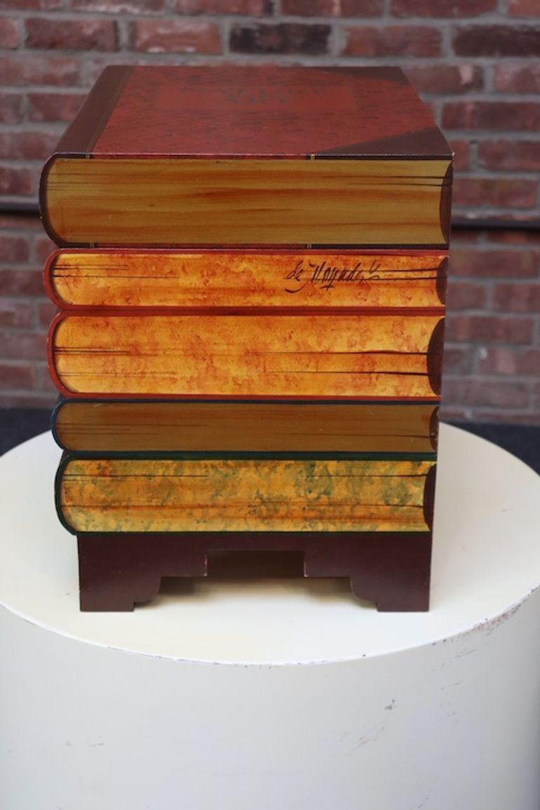 Dorato Cassapanca per libri impilati in finto trompe l'oeil d'epoca / Scatola decorativa di Don Andres in vendita