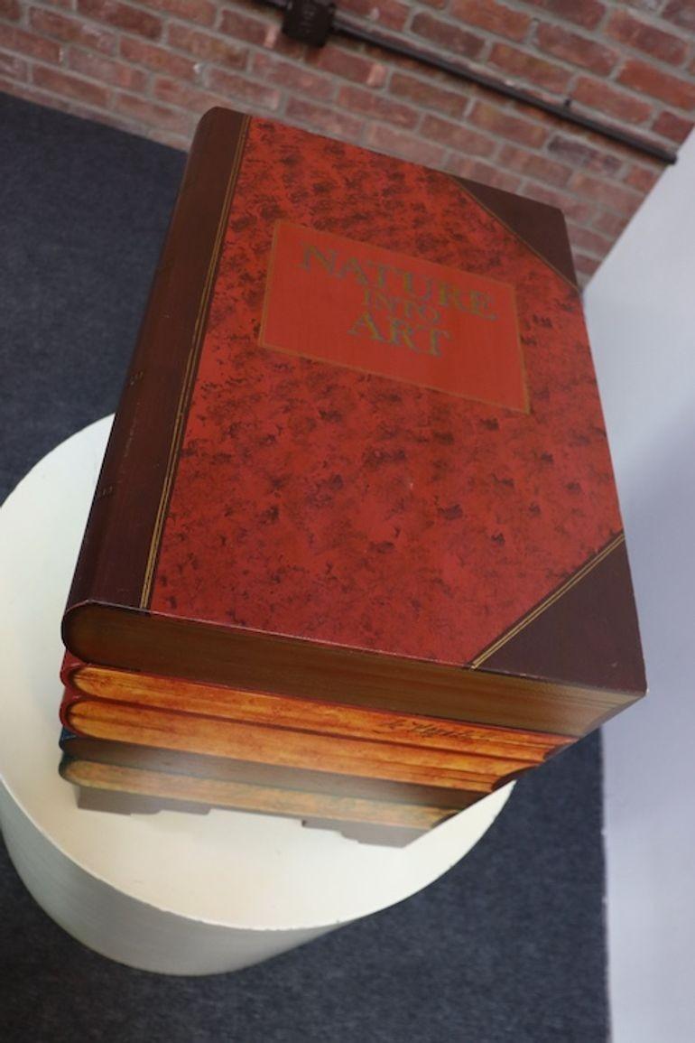Fine XX secolo Cassapanca per libri impilati in finto trompe l'oeil d'epoca / Scatola decorativa di Don Andres in vendita