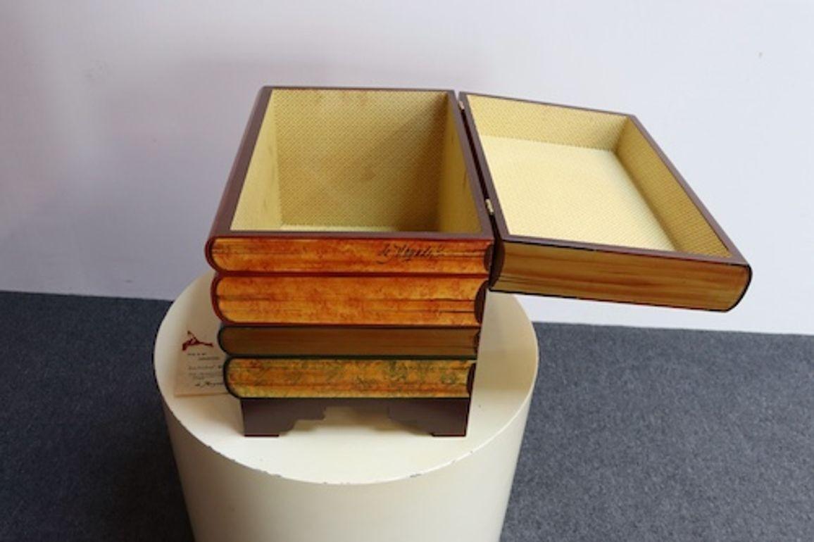 Legno Cassapanca per libri impilati in finto trompe l'oeil d'epoca / Scatola decorativa di Don Andres in vendita