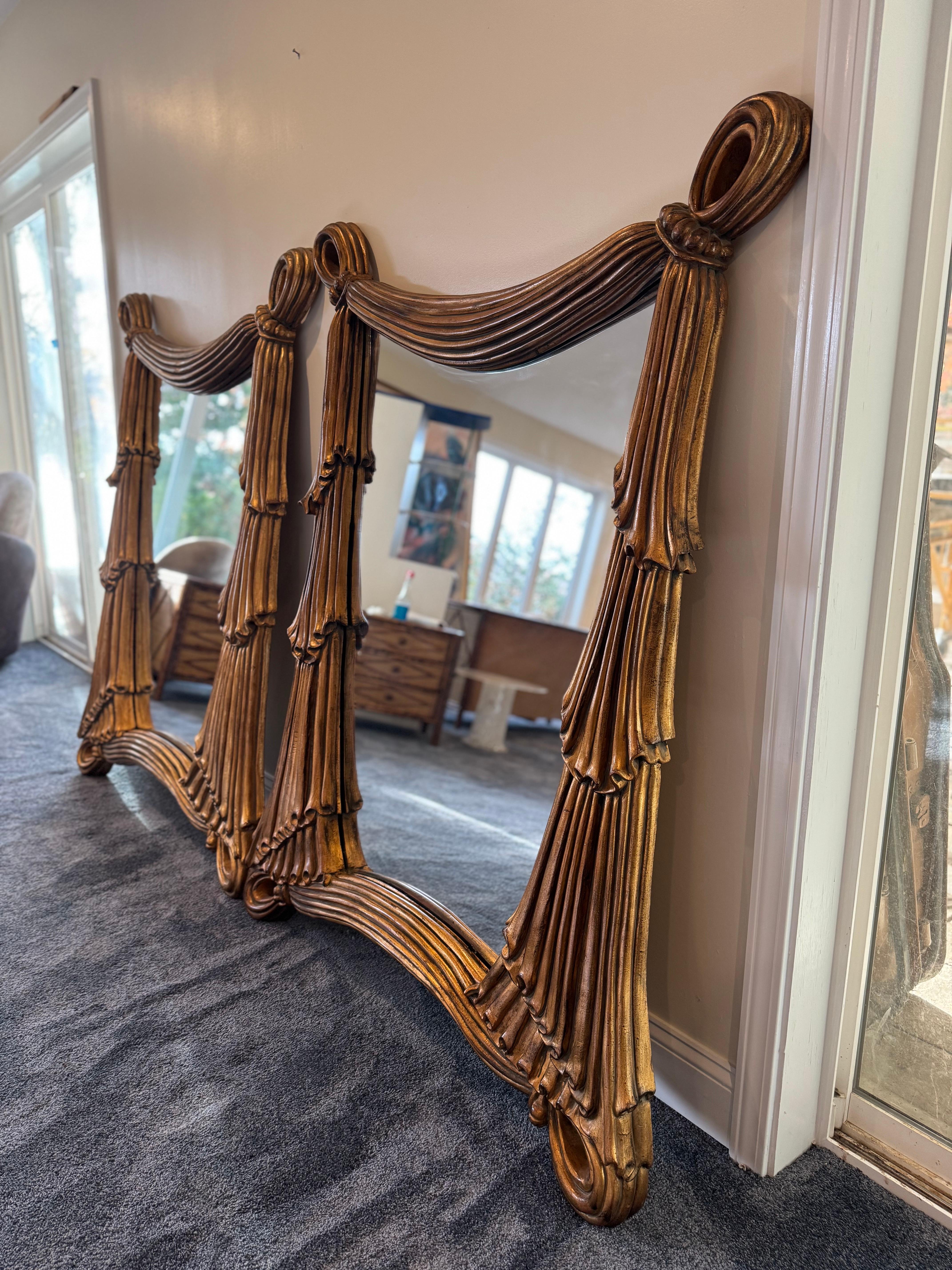 Una fantastica coppia di grandi specchi scultorei vintage. Un design elegante e drappeggiato con finitura dorata. Alto oltre 57