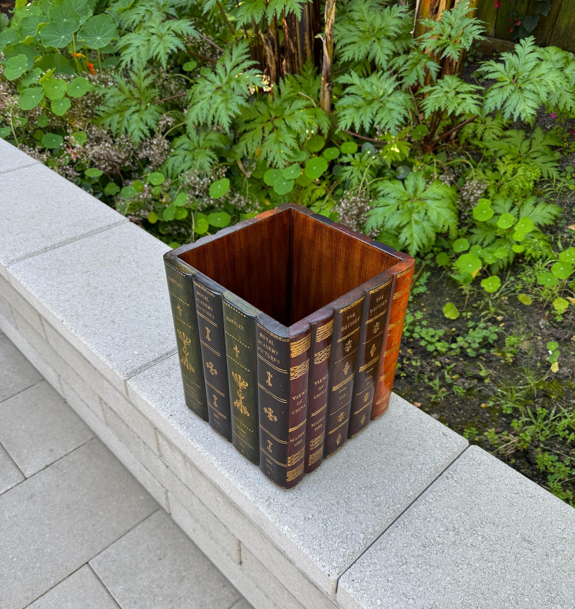 Filippino Cestino per libri in pelle Trompe l'Oeil d'epoca, XX secolo in vendita