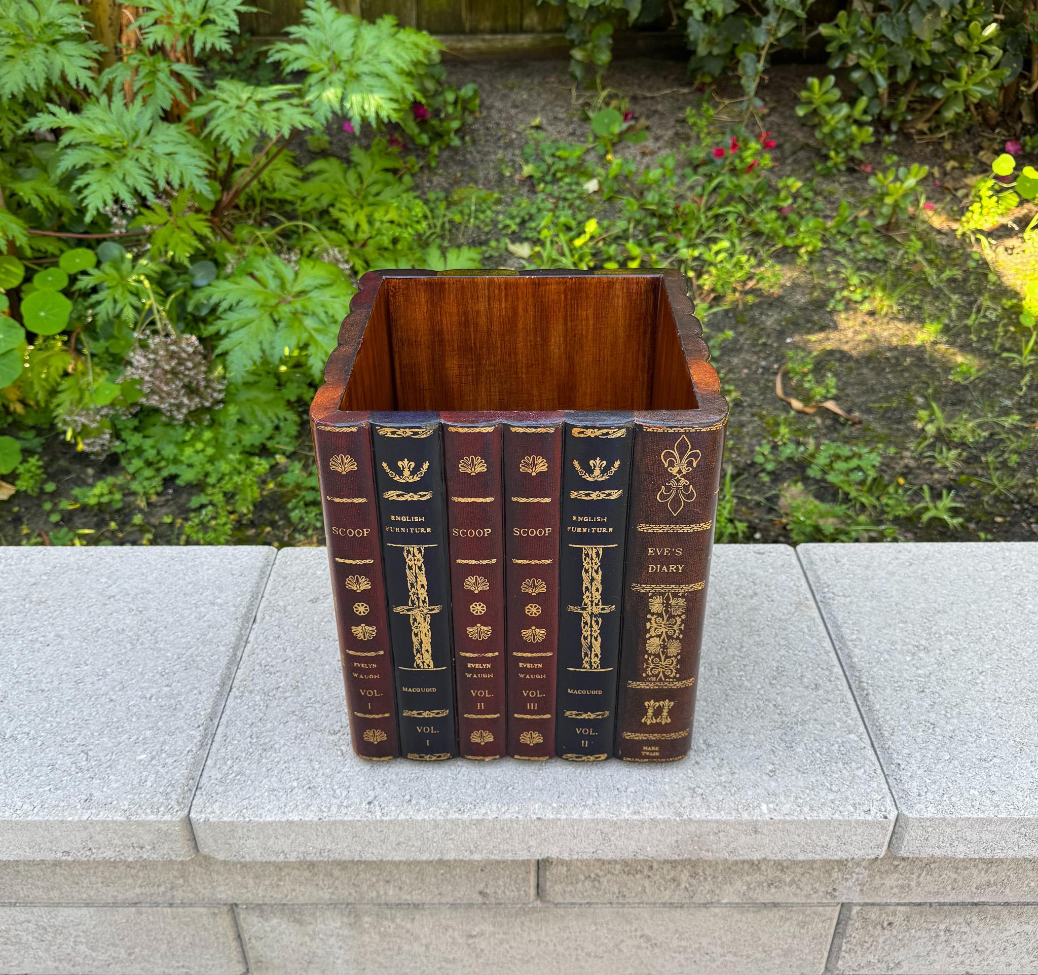 Cestino per libri in pelle Trompe l'Oeil d'epoca, XX secolo In condizioni buone in vendita a San Juan Capistrano, CA