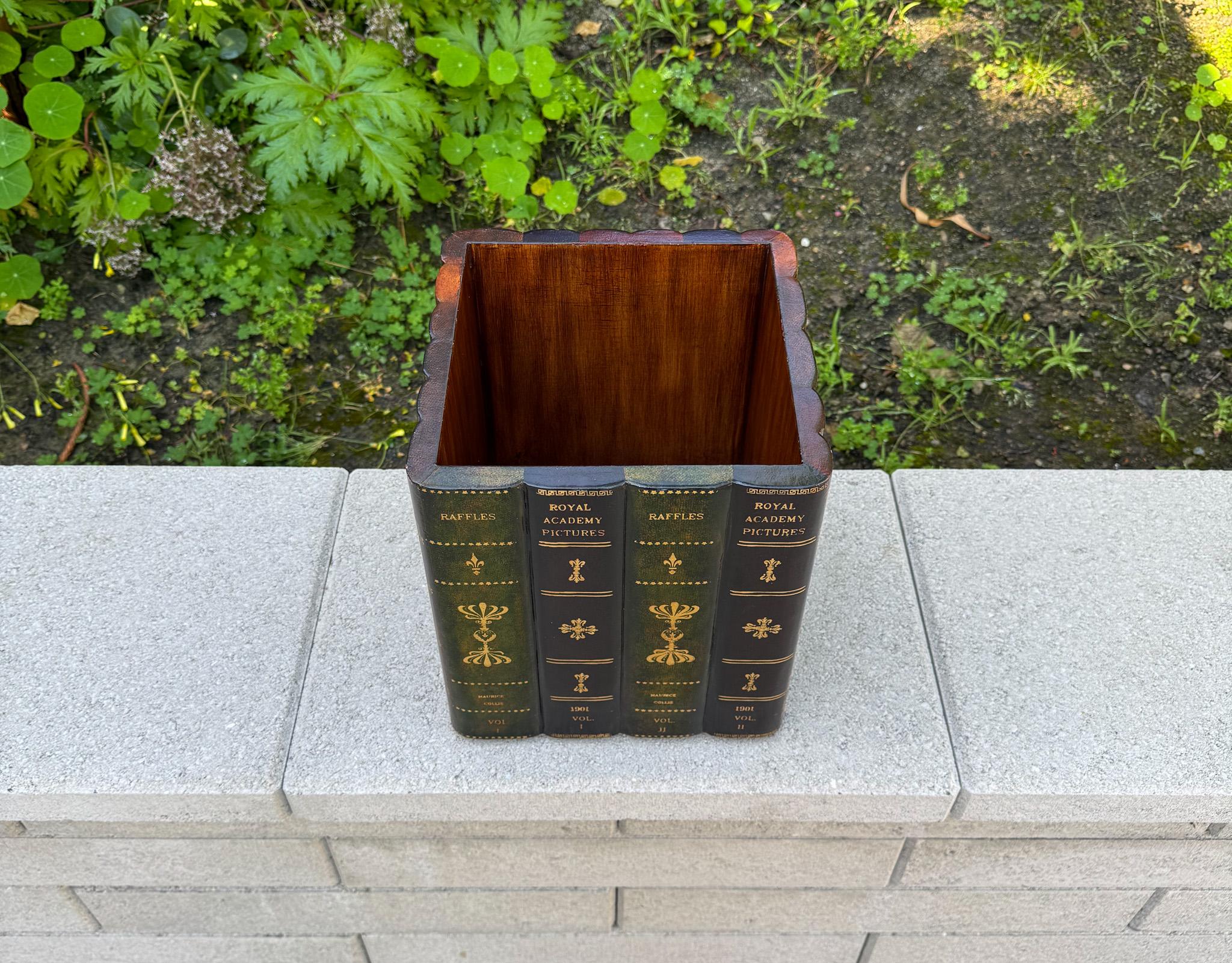 Cestino per libri in pelle Trompe l'Oeil d'epoca, XX secolo in vendita 3
