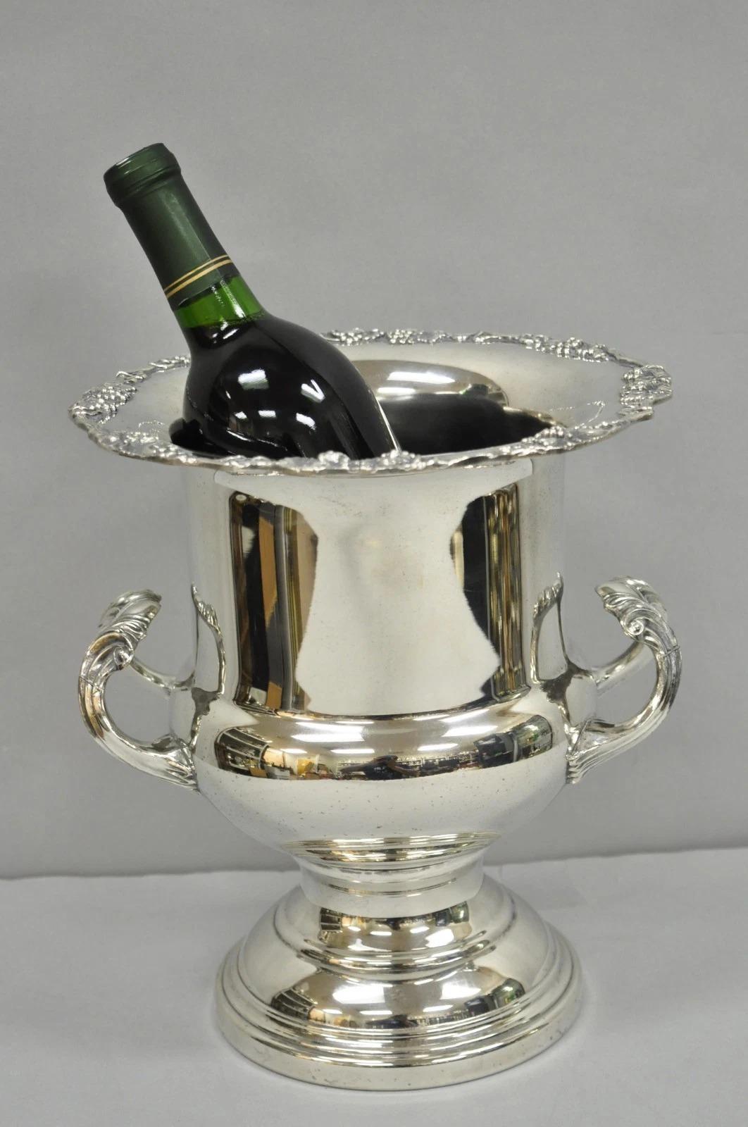 Tazza trofeo vintage placcata in argento Grapevine Bar Champagne Chiller Ice Bucket. Circa alla fine del XX secolo. Misure: 10