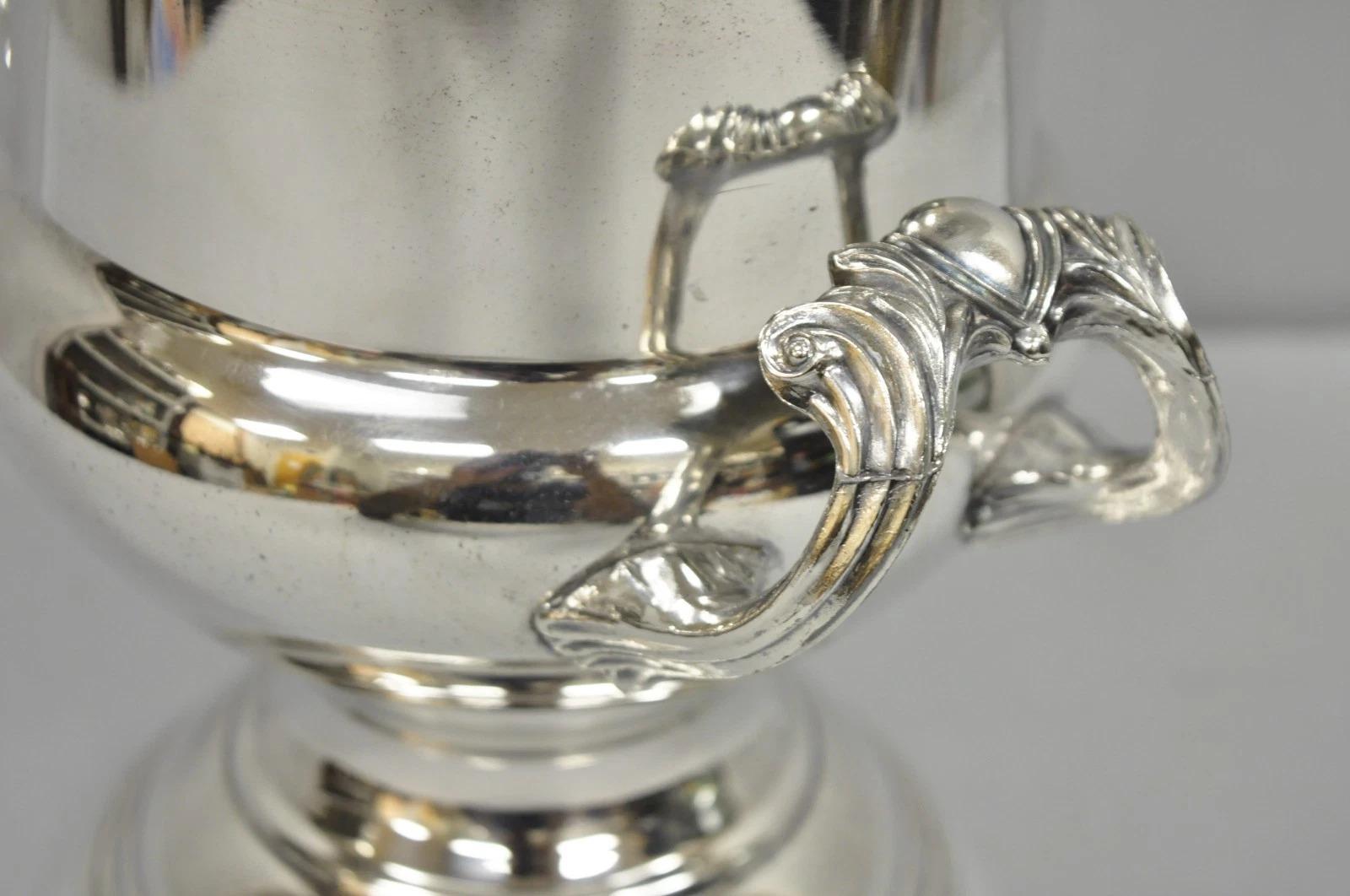 Sconosciuto Coppa trofeo vintage placcata in argento Grapevine Bar Champagne Chiller Secchiello per ghiaccio in vendita