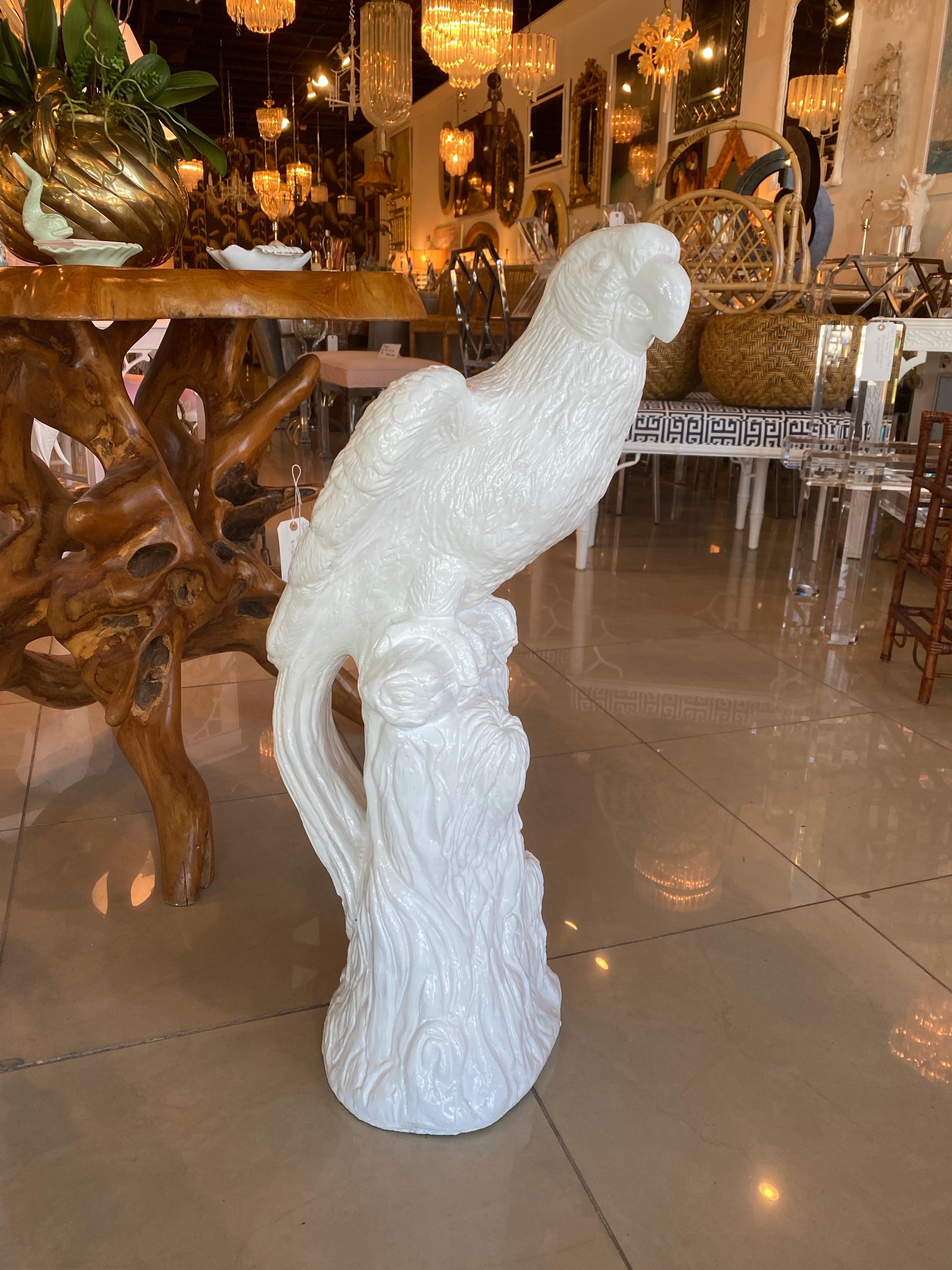 Graziosa statua vintage in cemento a forma di pappagallo. Laccato di recente in un pulito bianco lucido. Moderno e fresco. Nessuna scheggiatura o rottura.