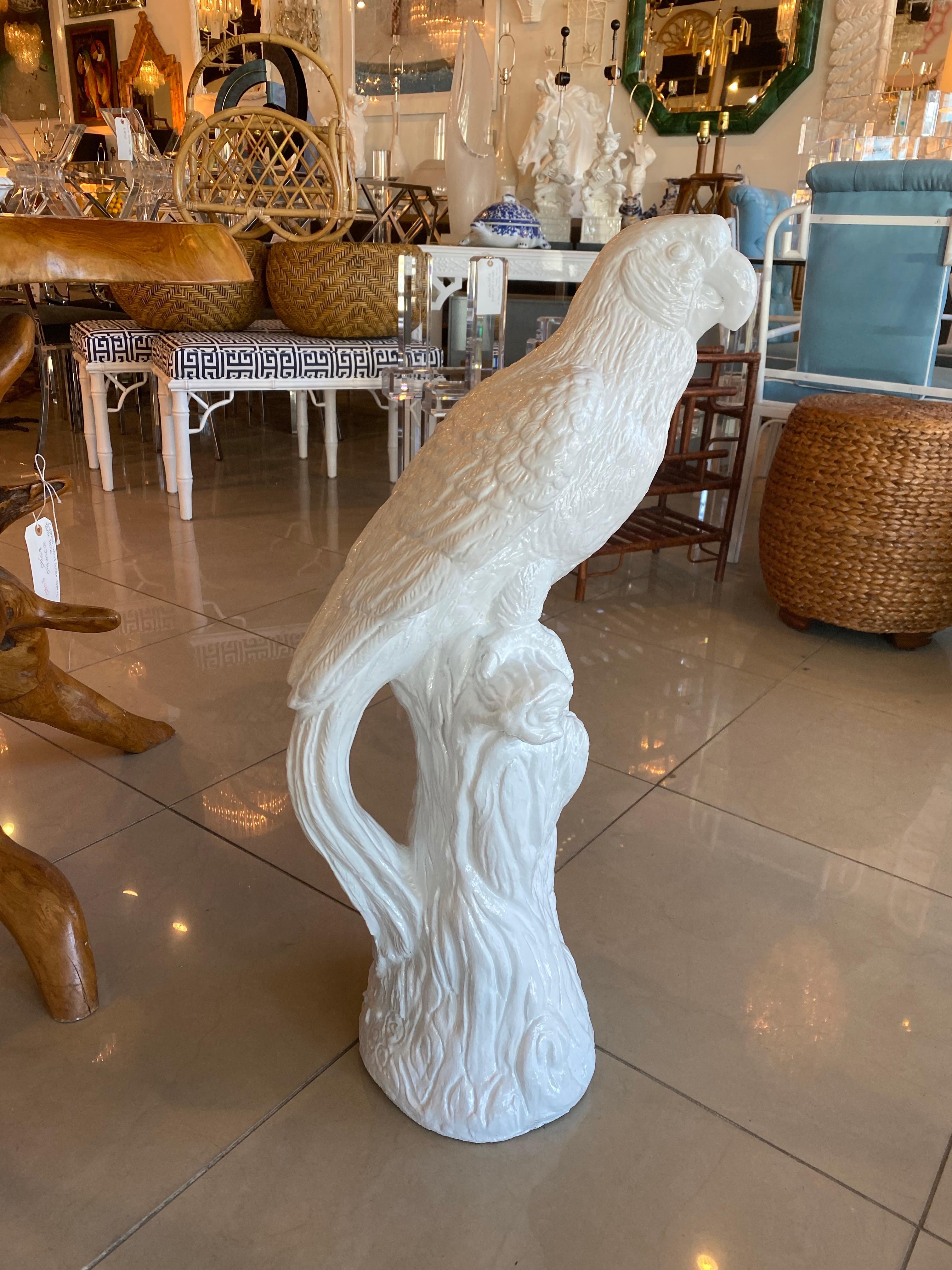 Americano Statua di pappagallo tropicale vintage in cemento laccato bianco in vendita