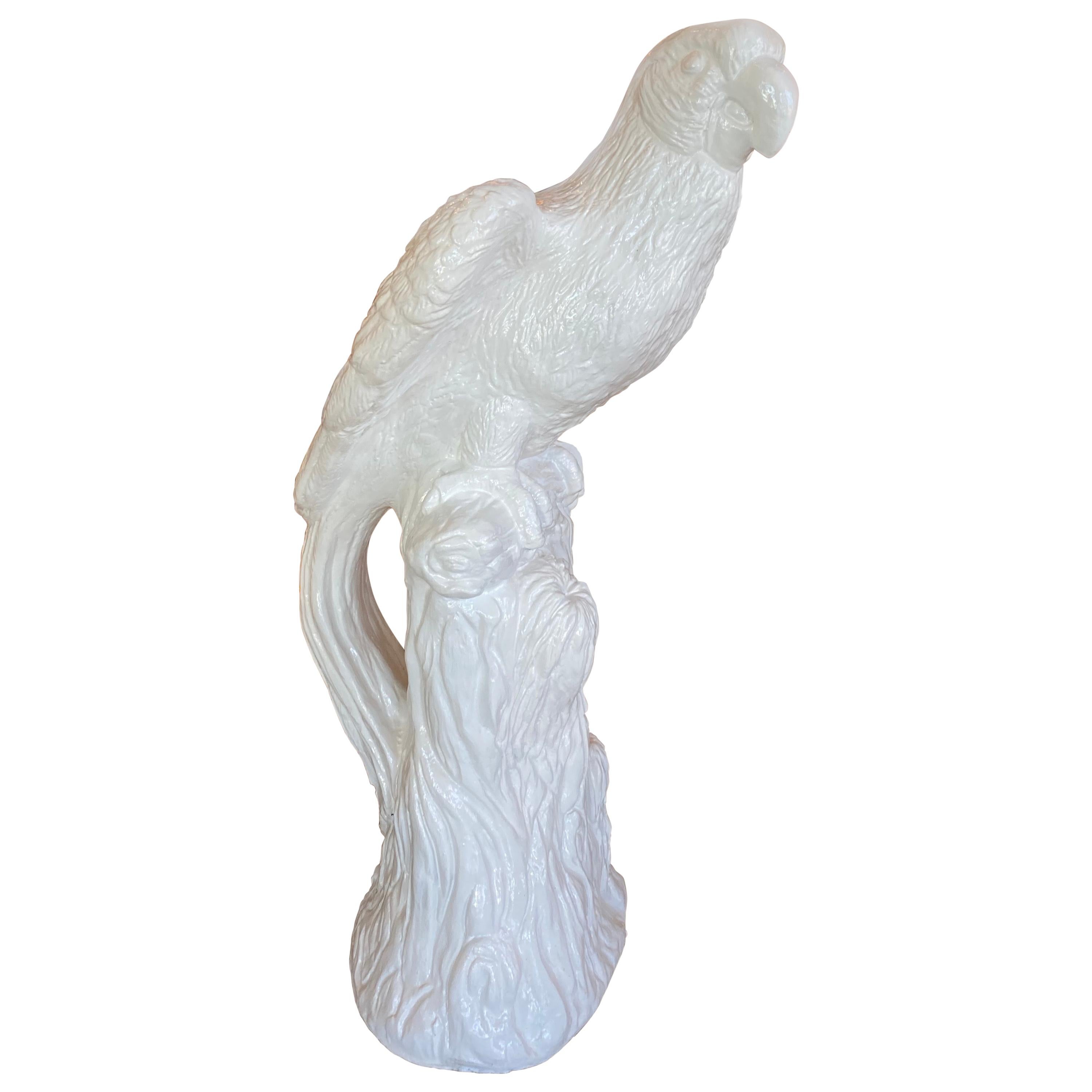 Statue vintage d'oiseau perroquet tropical en béton laqué blanc