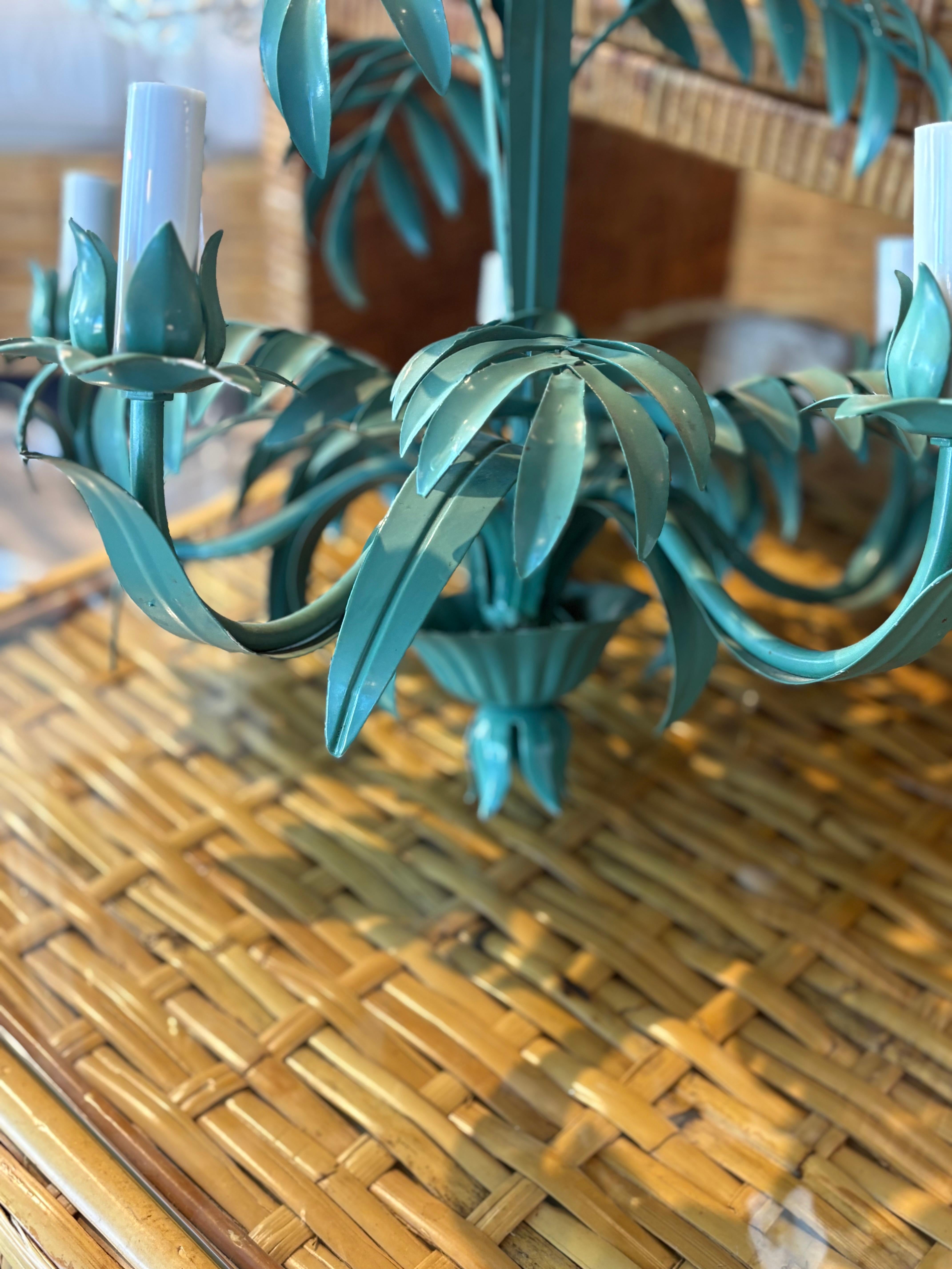 Araña Vintage Tropical Verde Tole Metal Palm Beach Leaf 5 Light Coastal en venta 7