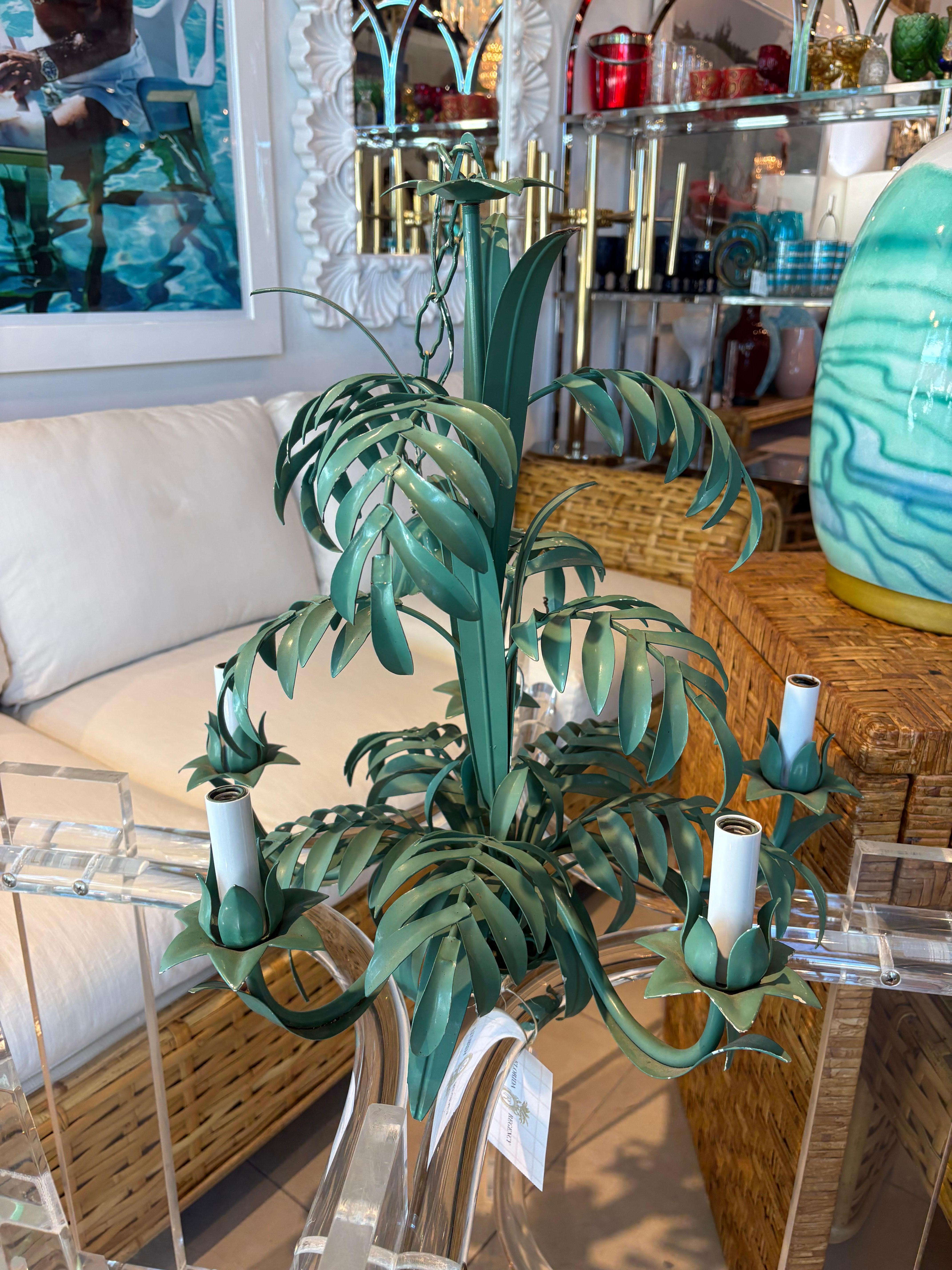 Araña Vintage Tropical Verde Tole Metal Palm Beach Leaf 5 Light Coastal Regencia de Hollywood en venta