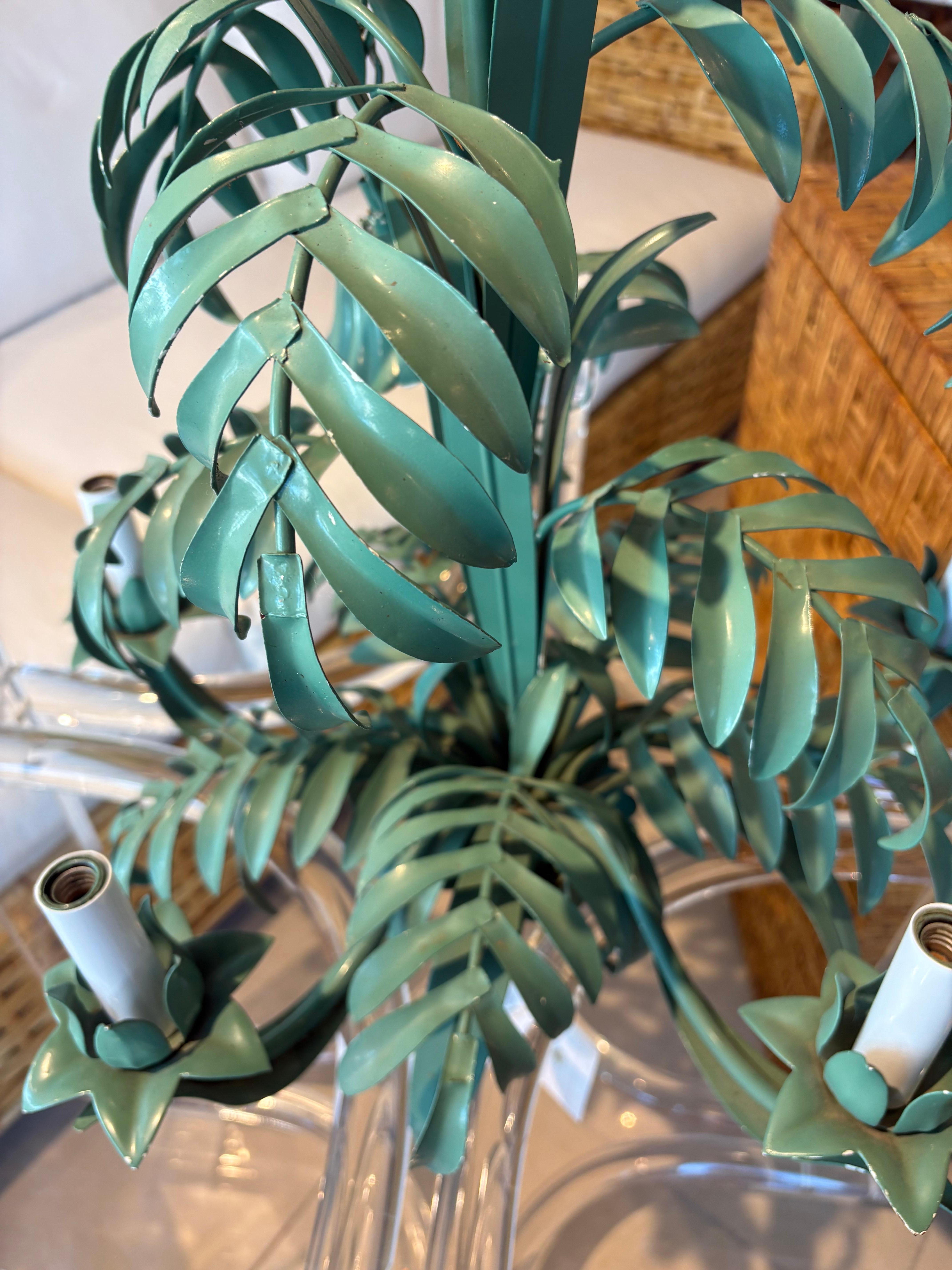 Araña Vintage Tropical Verde Tole Metal Palm Beach Leaf 5 Light Coastal finales del siglo XX en venta