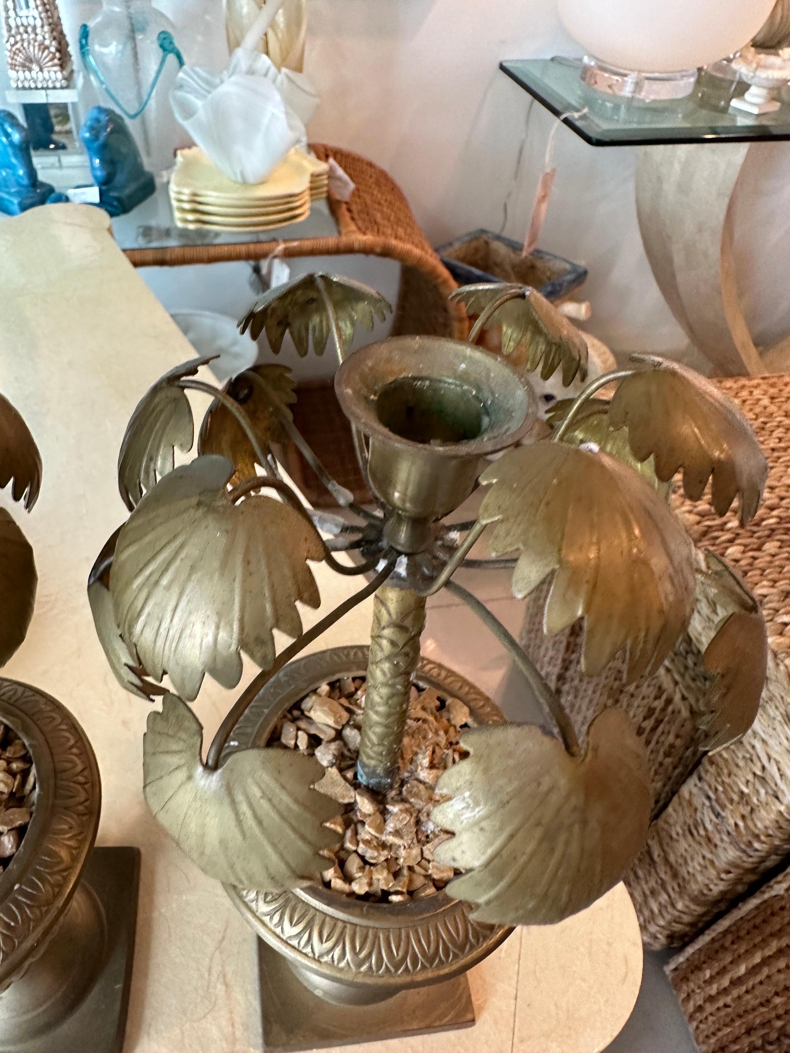 Paire d'urnes en laiton avec feuilles de palmier et bougeoirs vintage tropical  en vente 3