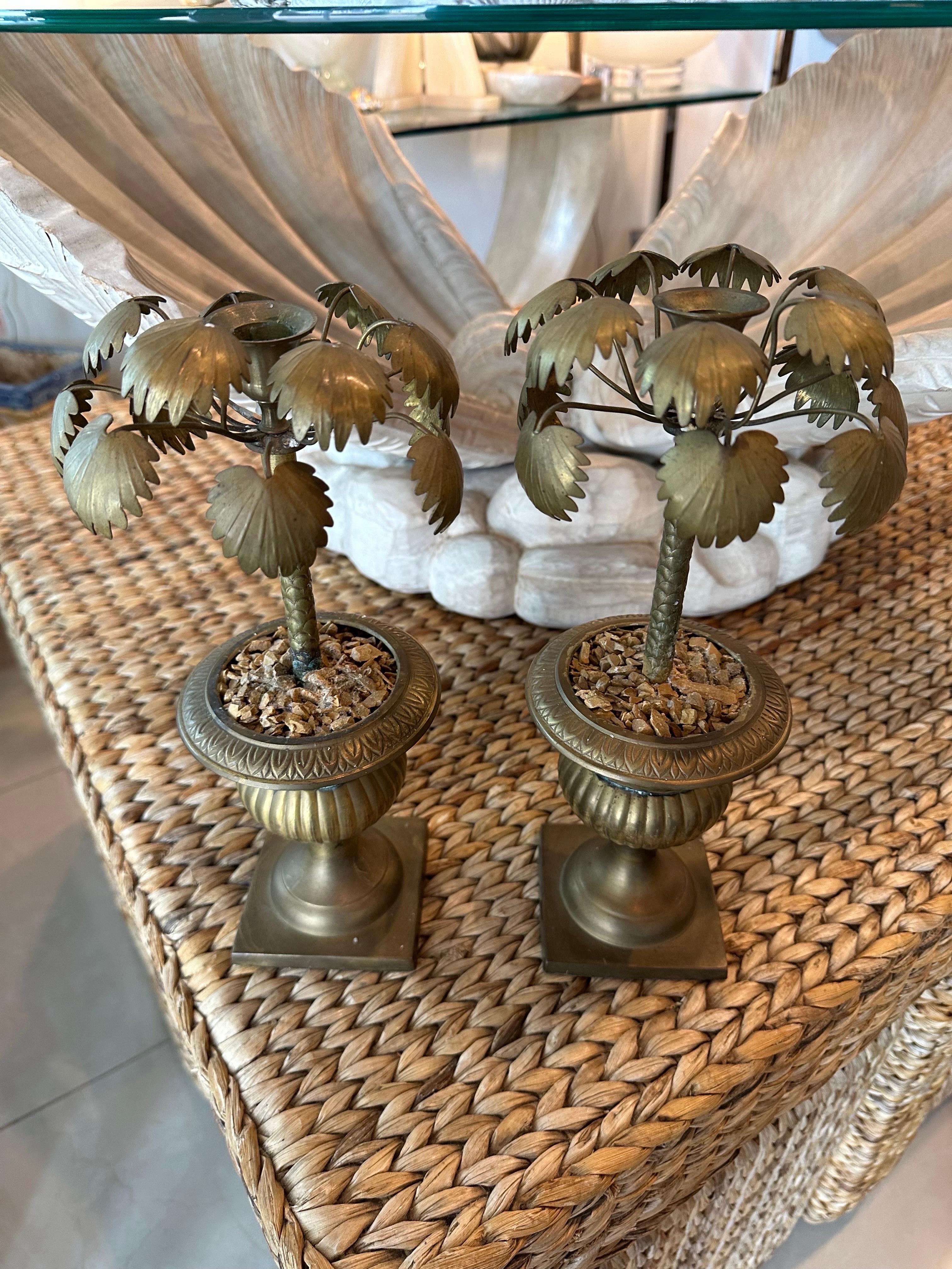 Coppia di portacandele tropicali d'epoca in ottone a forma di urna con foglie di palma in vendita 4