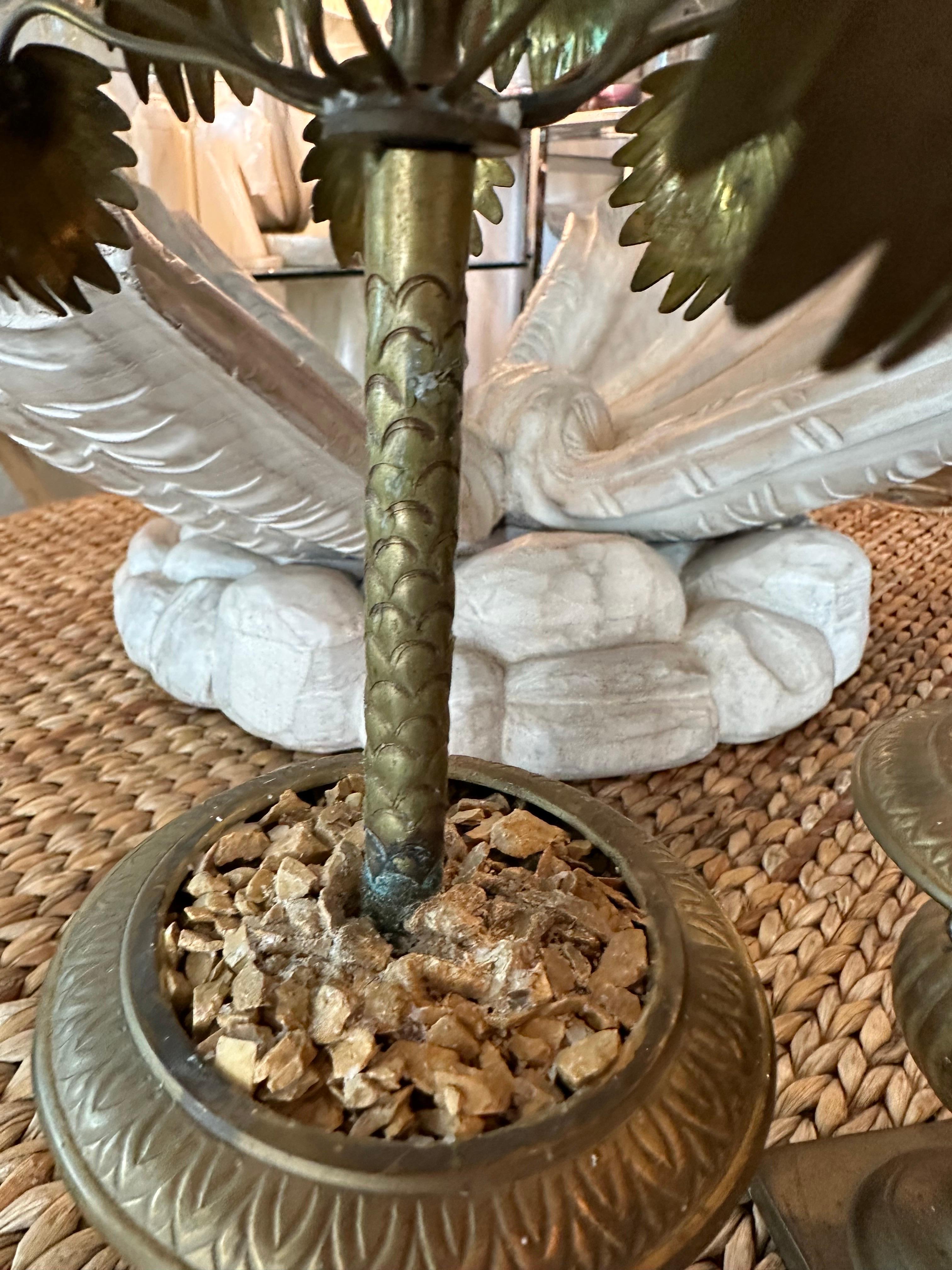 Paire d'urnes en laiton avec feuilles de palmier et bougeoirs vintage tropical  en vente 7