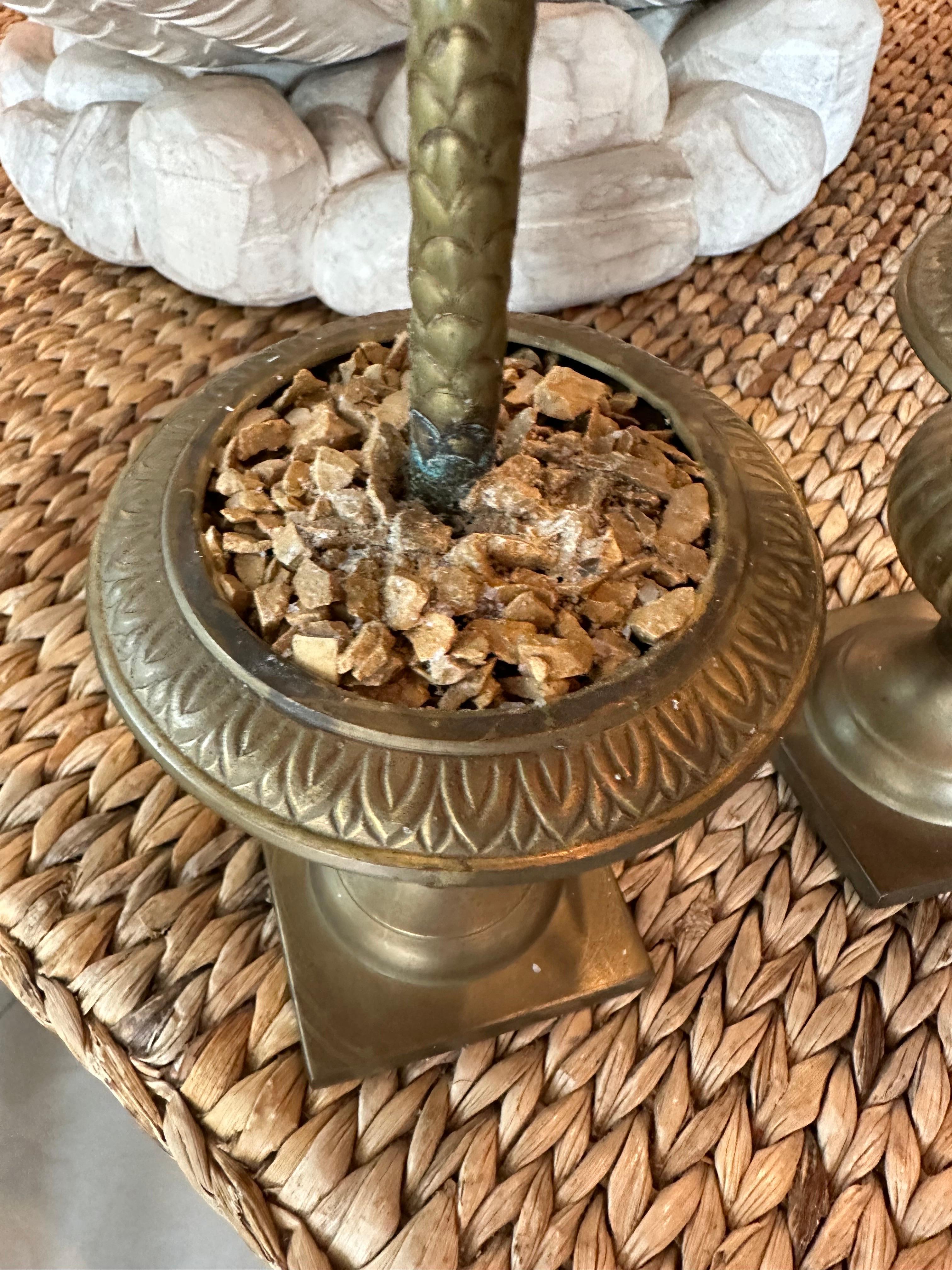 Paire d'urnes en laiton avec feuilles de palmier et bougeoirs vintage tropical  en vente 8