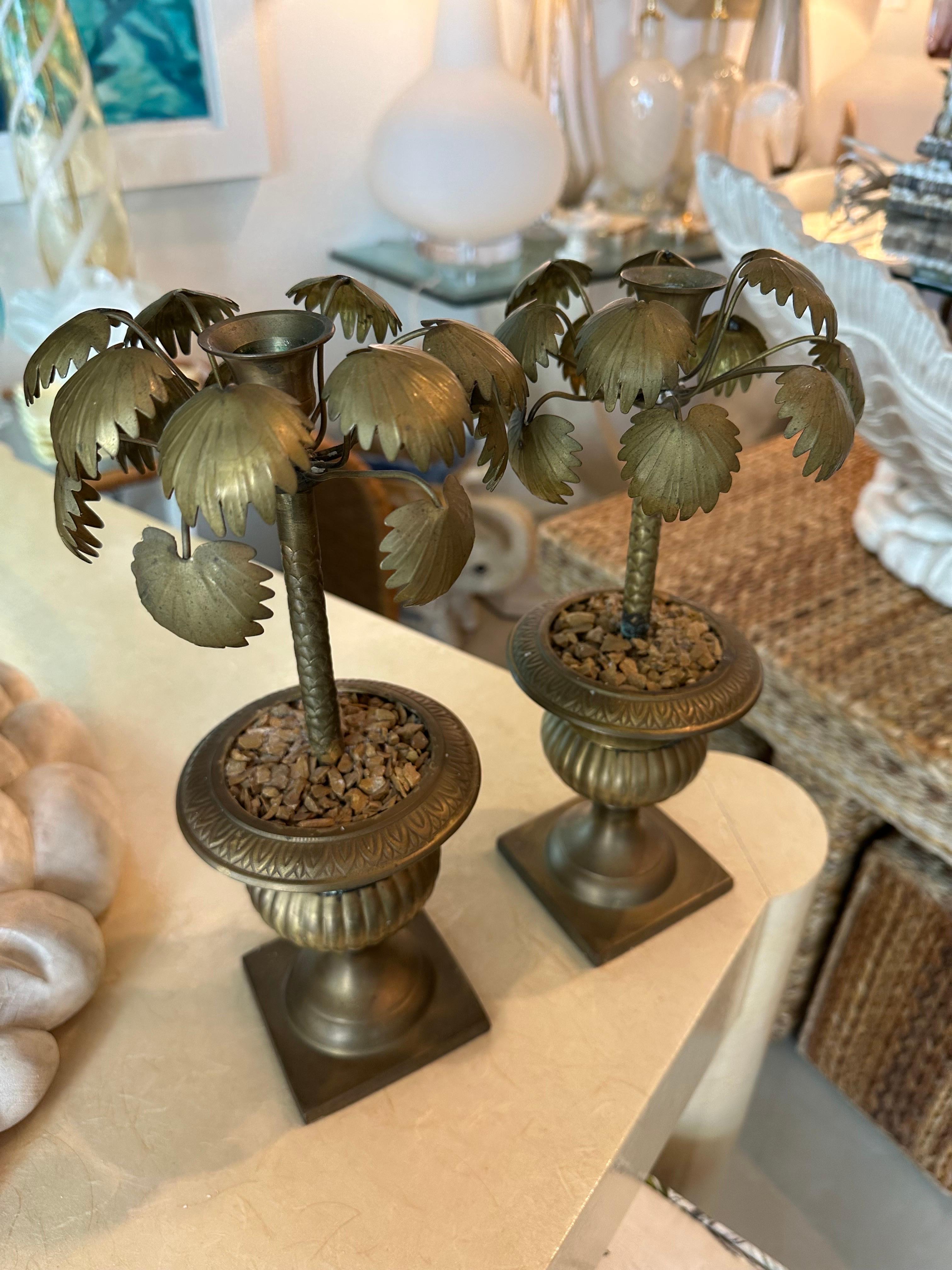 Hollywood Regency Paire d'urnes en laiton avec feuilles de palmier et bougeoirs vintage tropical  en vente