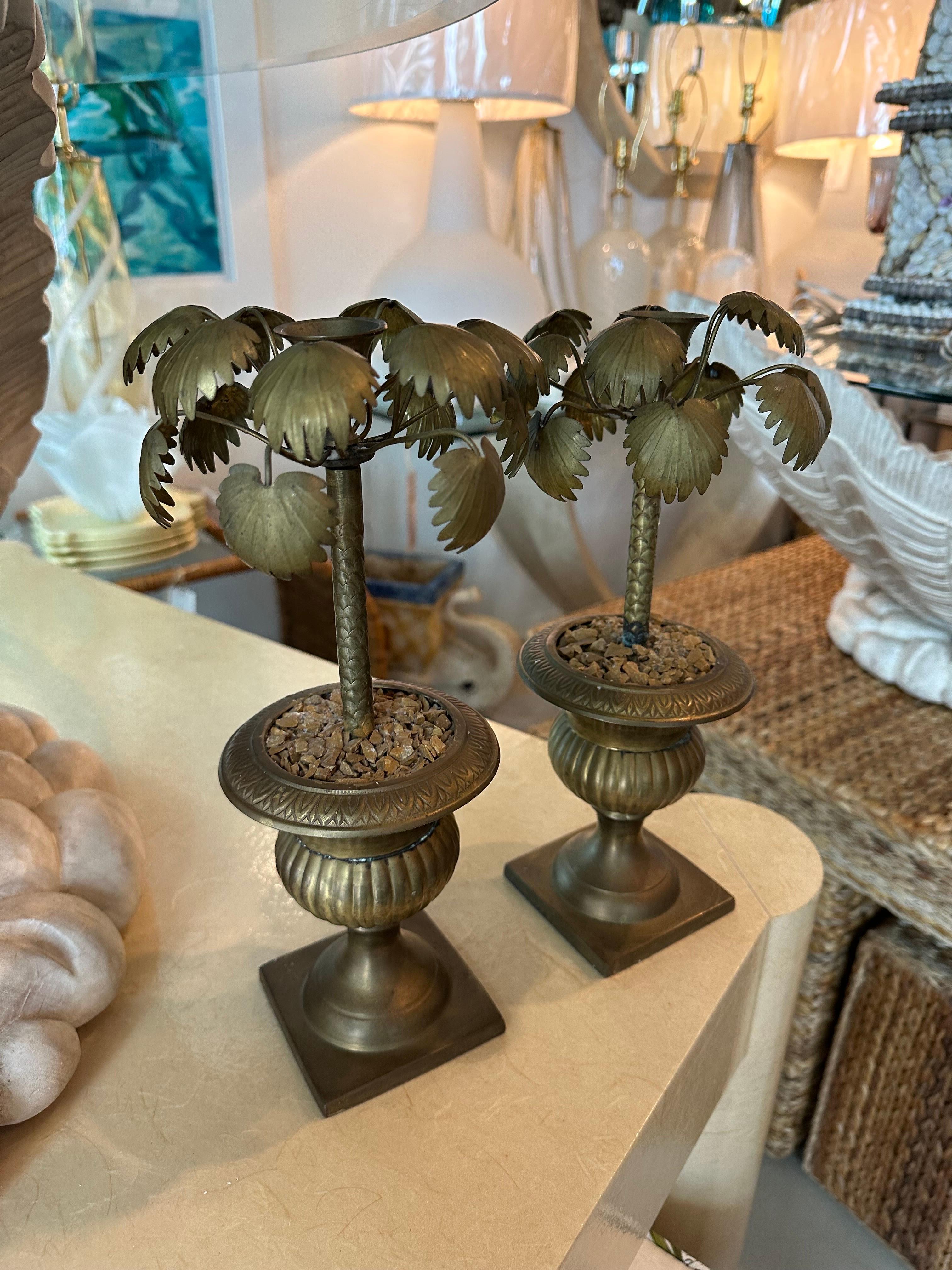 Fin du 20e siècle Paire d'urnes en laiton avec feuilles de palmier et bougeoirs vintage tropical  en vente