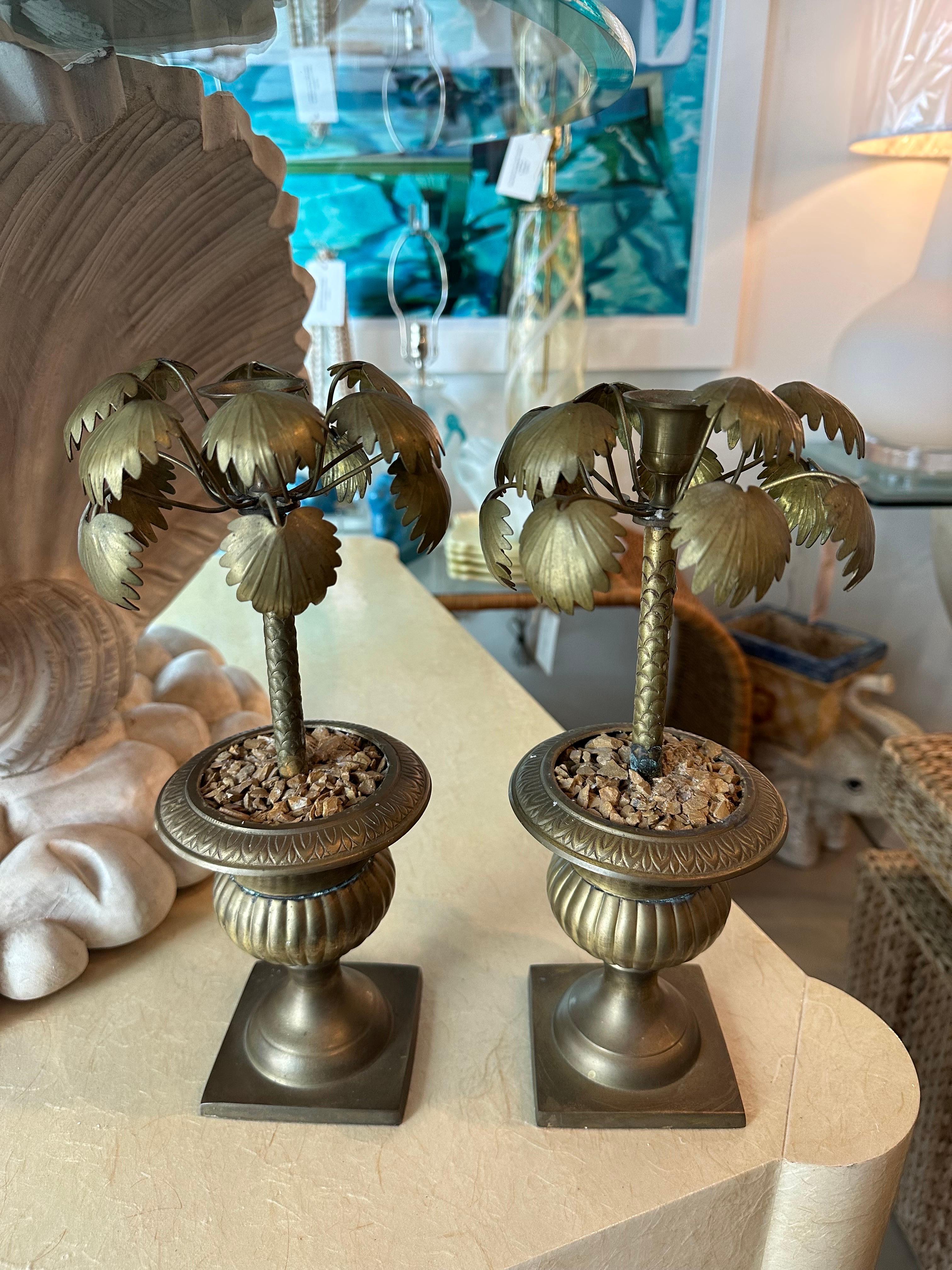 Laiton Paire d'urnes en laiton avec feuilles de palmier et bougeoirs vintage tropical  en vente