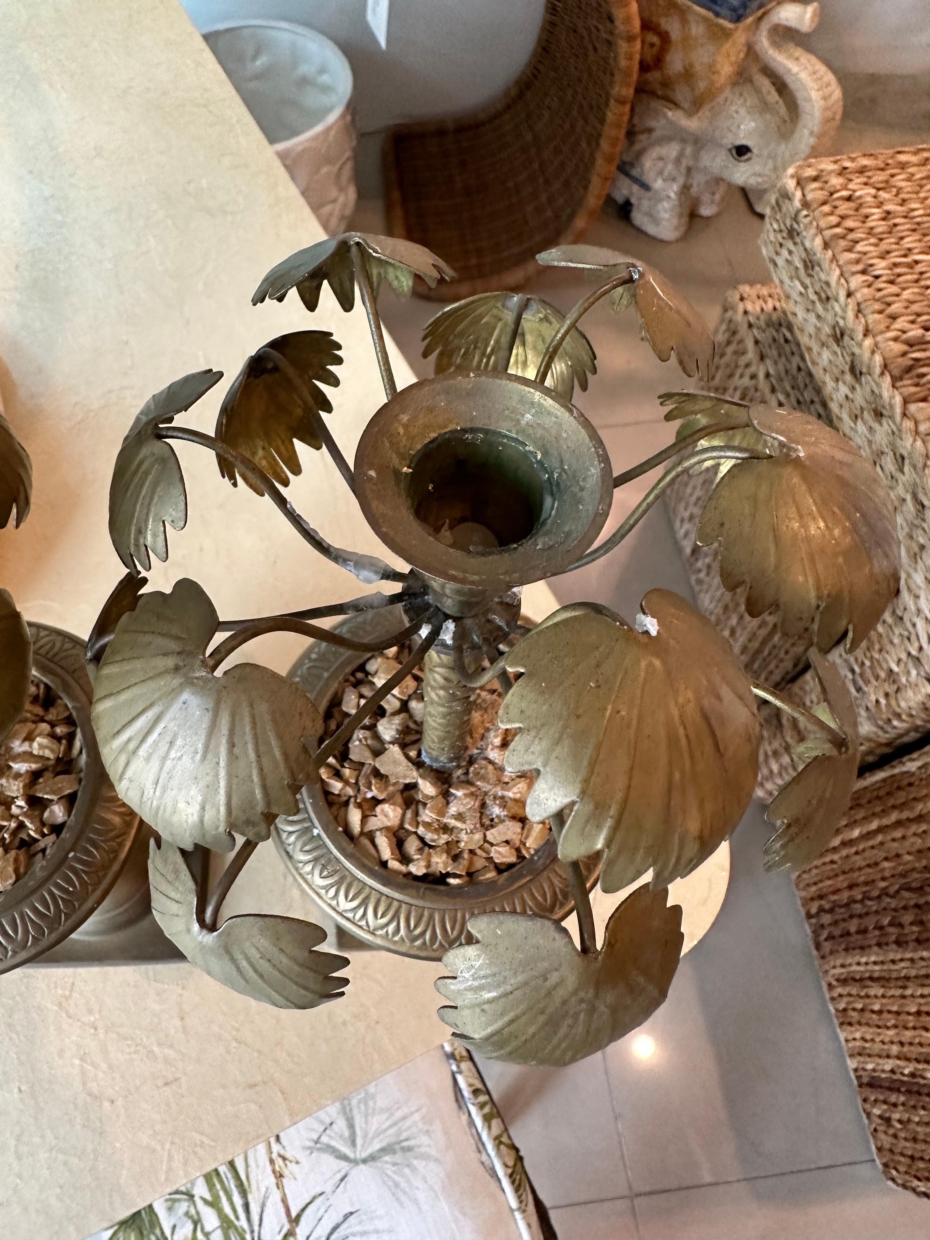Paire d'urnes en laiton avec feuilles de palmier et bougeoirs vintage tropical  en vente 1