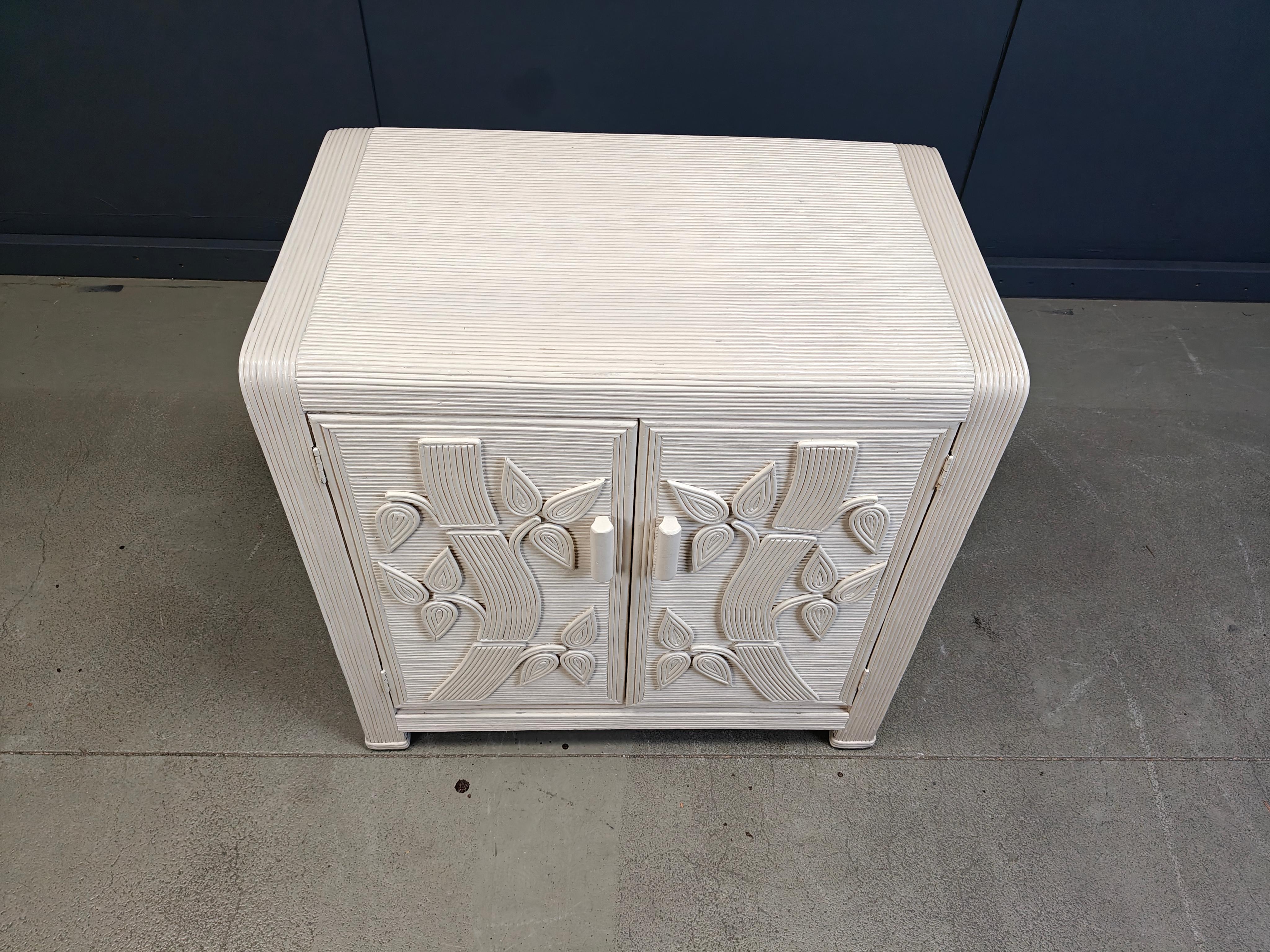 Elegante mobile a due ante in canna spaccata o a matita con forma a bambù.

Armadio dall'aspetto elegante e tropicale che può essere abbinato a molti interni.

Buone condizioni con normale usura dovuta all'età.

anni '70 -