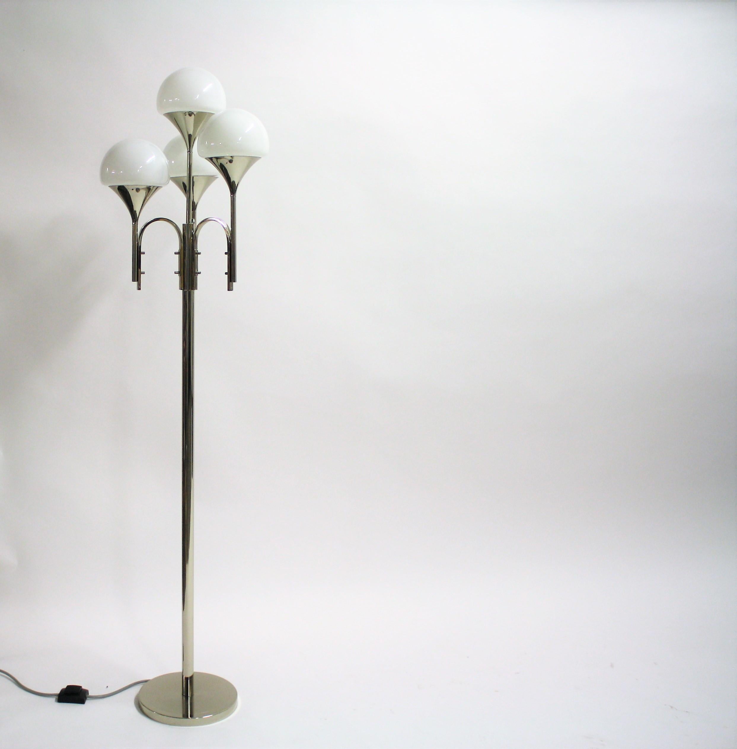 Mid century modern chrome trumpet shaped floor lamp by Reggiani.

Very good condition, original globes.

Works with regular E14 candelabra light bulbs.

Tested and ready to use.

1970s, Italy

Dimensions:
Height: 162cm/64”
Width x depth: