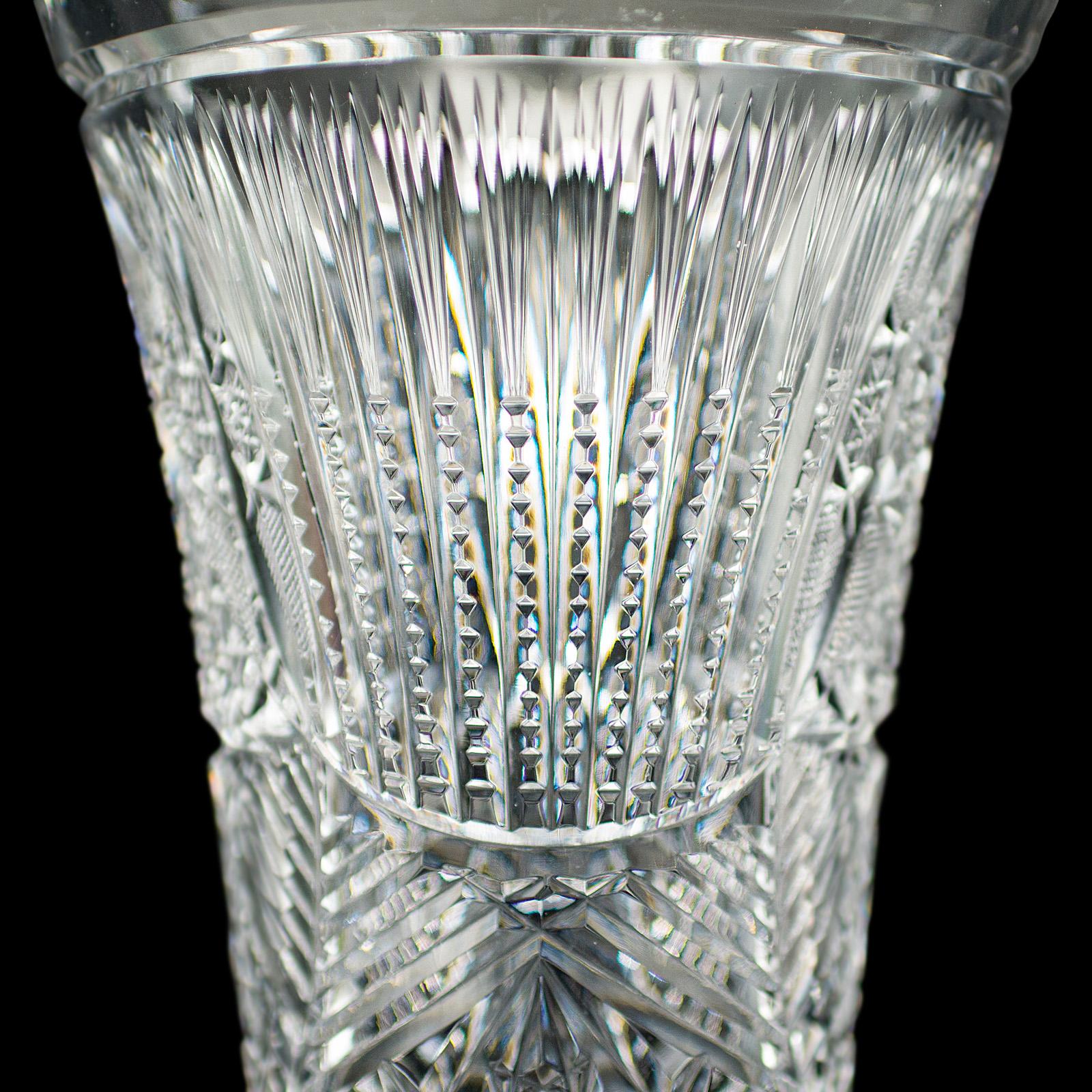 Vase trompette anglais, verre taillé, pot à fleurs décoratif, milieu du siècle dernier en vente 3