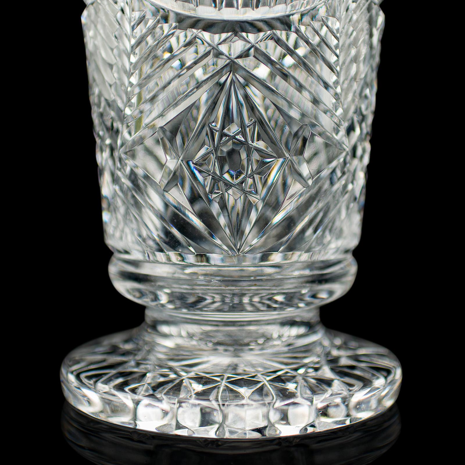Vase trompette anglais, verre taillé, pot à fleurs décoratif, milieu du siècle dernier en vente 4