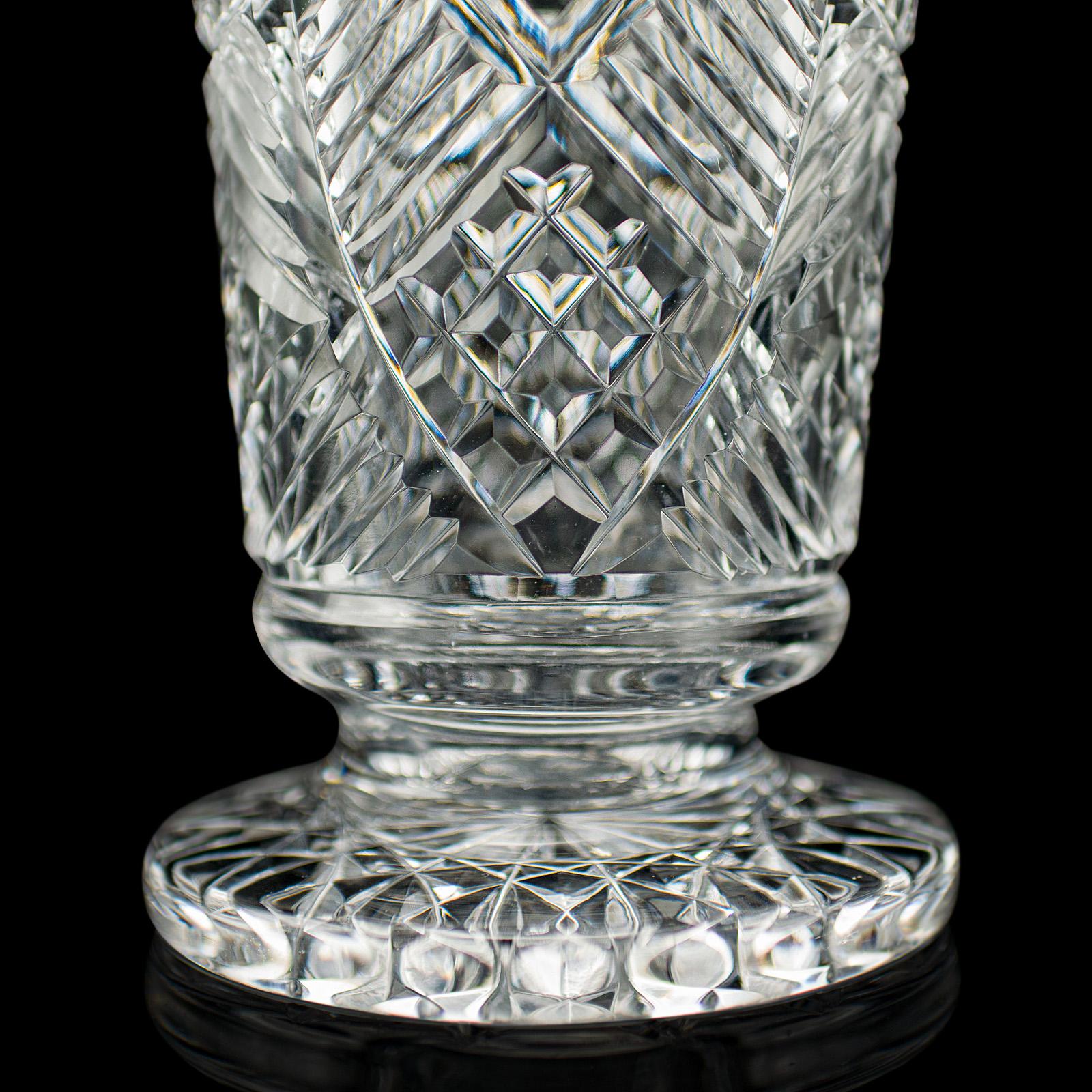Vase trompette anglais, verre taillé, pot à fleurs décoratif, milieu du siècle dernier en vente 5