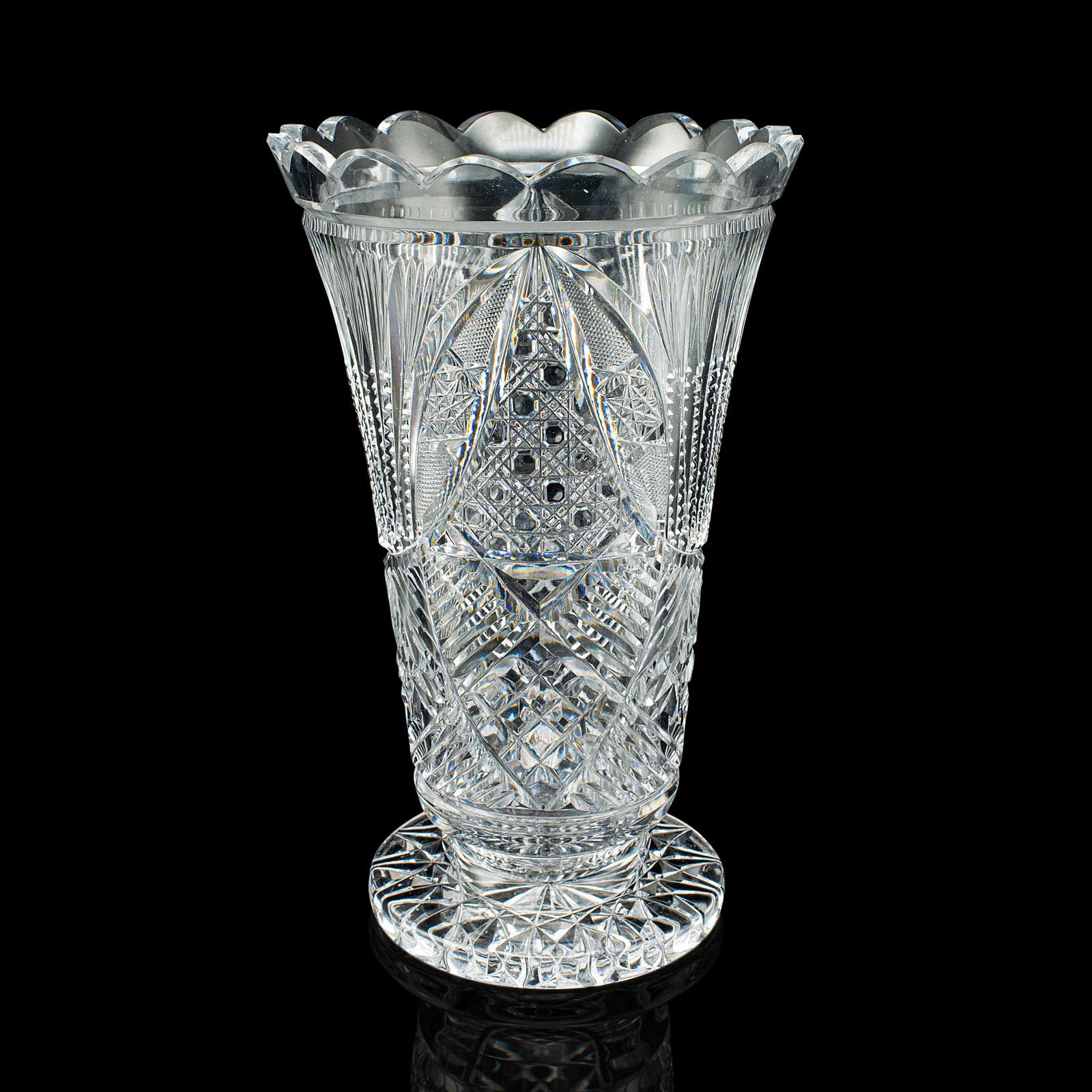 
Il s'agit d'un vase trompette vintage. Un pot de fleurs décoratif anglais en verre taillé, datant du milieu du 20e siècle, vers 1960.

Superbe exemple de verre taillé avec un détail de motif séduisant
Présente une patine d'usage désirable et est en