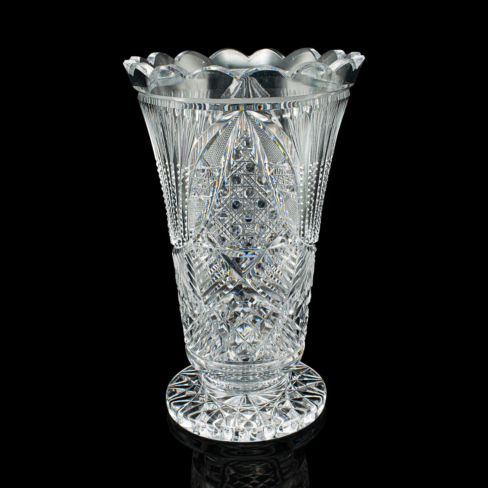 Européen Vase trompette anglais, verre taillé, pot à fleurs décoratif, milieu du siècle dernier en vente