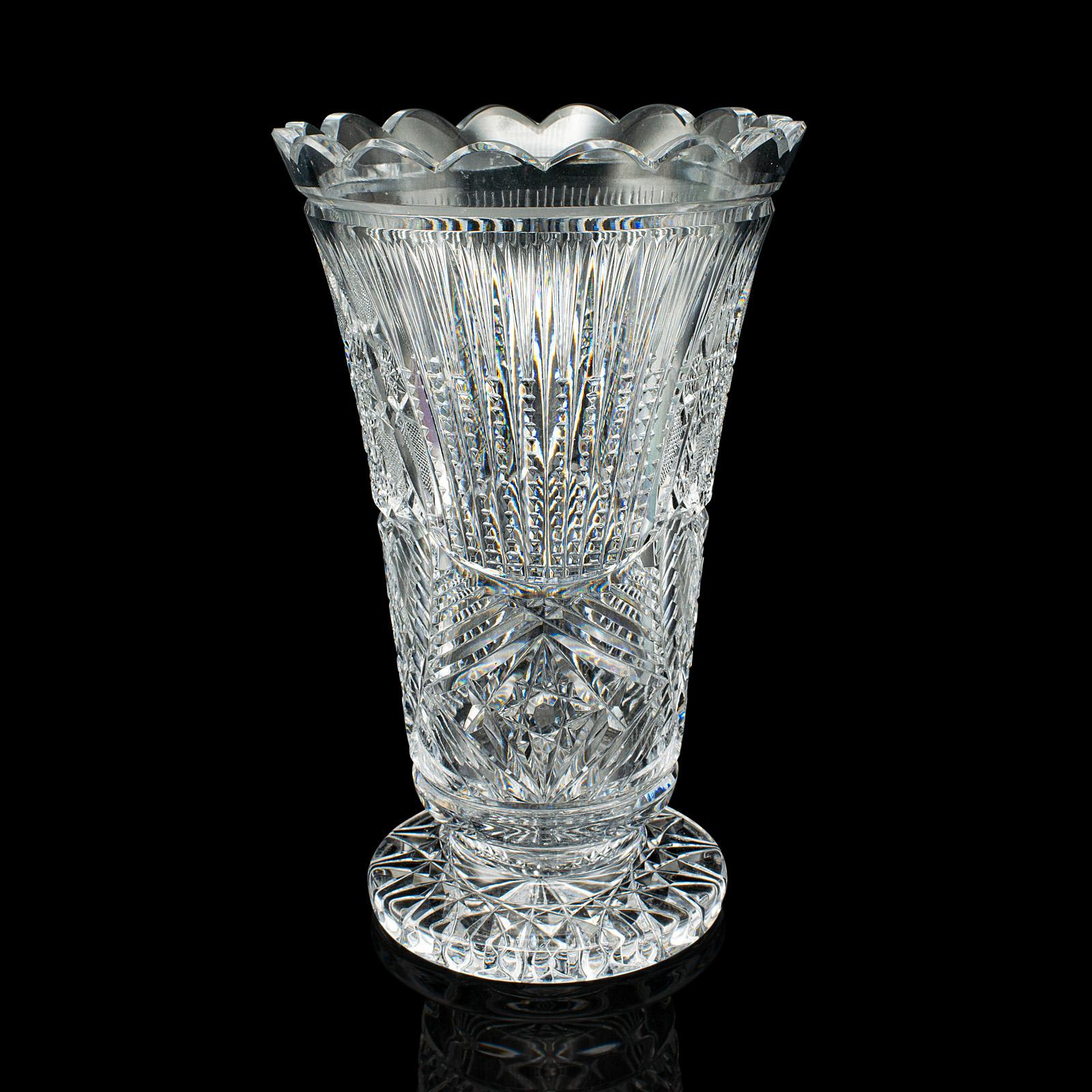Vase trompette anglais, verre taillé, pot à fleurs décoratif, milieu du siècle dernier Bon état - En vente à Hele, Devon, GB